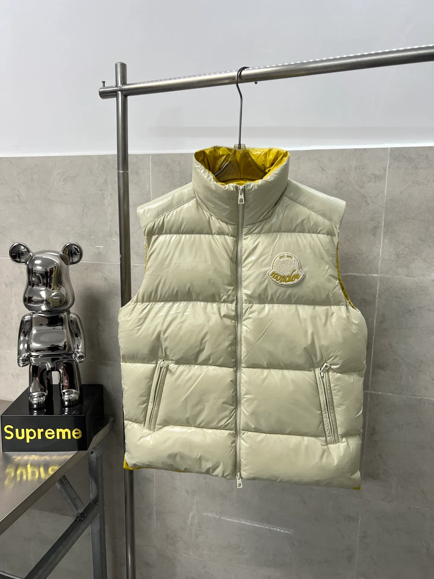 P760 Moncler's new Men's Tripiti short down jacket vest is made of functional glossy nylon fabric. It is comfortable and warm without being heavy. The chenille logo patch highlights the brand essence. The upper body is high-end and atmospheric. It is a must-have for winter. The high version can be compared at will. The same style for men and women. Three standards are complete. Color: black, apricot, size: 1 2 3 4 5