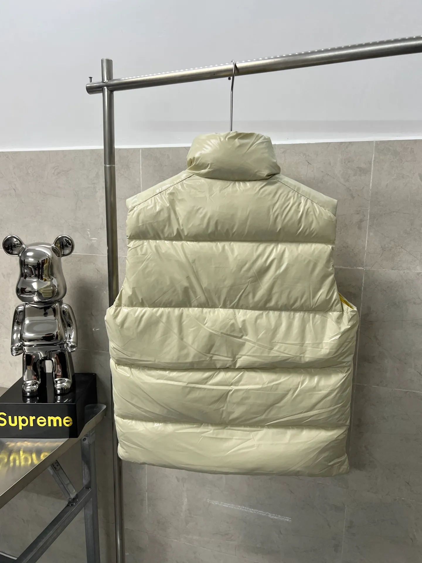 P760 Moncler's new Men's Tripiti short down jacket vest is made of functional glossy nylon fabric. It is comfortable and warm without being heavy. The chenille logo patch highlights the brand essence. The upper body is high-end and atmospheric. It is a must-have for winter. The high version can be compared at will. The same style for men and women. Three standards are complete. Color: black, apricot, size: 1 2 3 4 5
