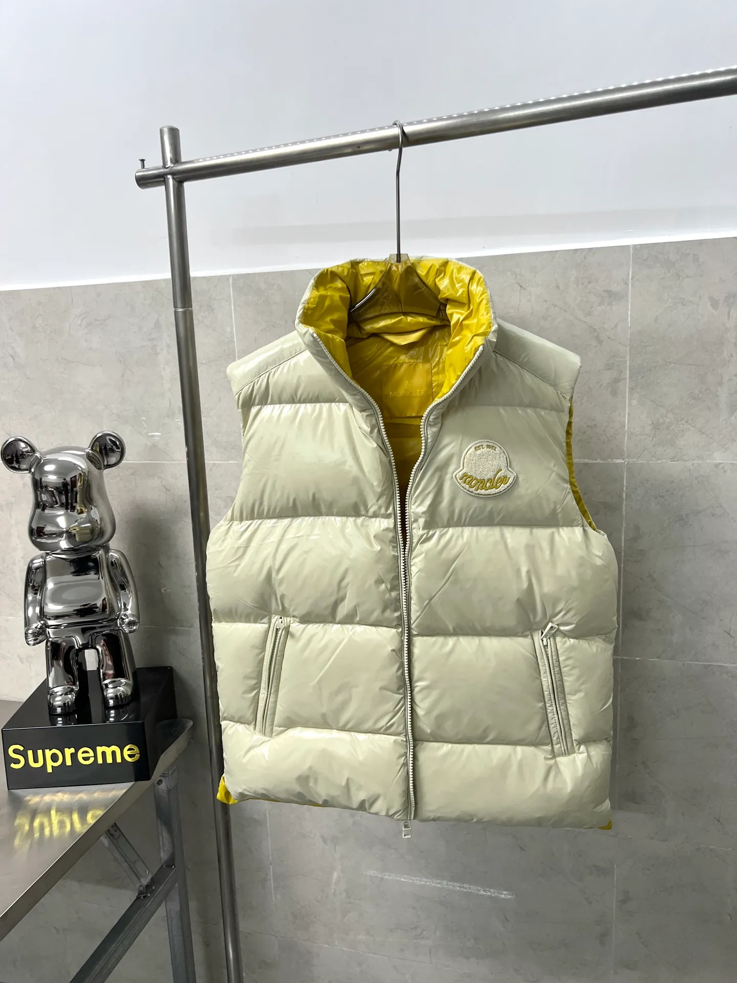 P760 Moncler's new Men's Tripiti short down jacket vest is made of functional glossy nylon fabric. It is comfortable and warm without being heavy. The chenille logo patch highlights the brand essence. The upper body is high-end and atmospheric. It is a must-have for winter. The high version can be compared at will. The same style for men and women. Three standards are complete. Color: black, apricot, size: 1 2 3 4 5