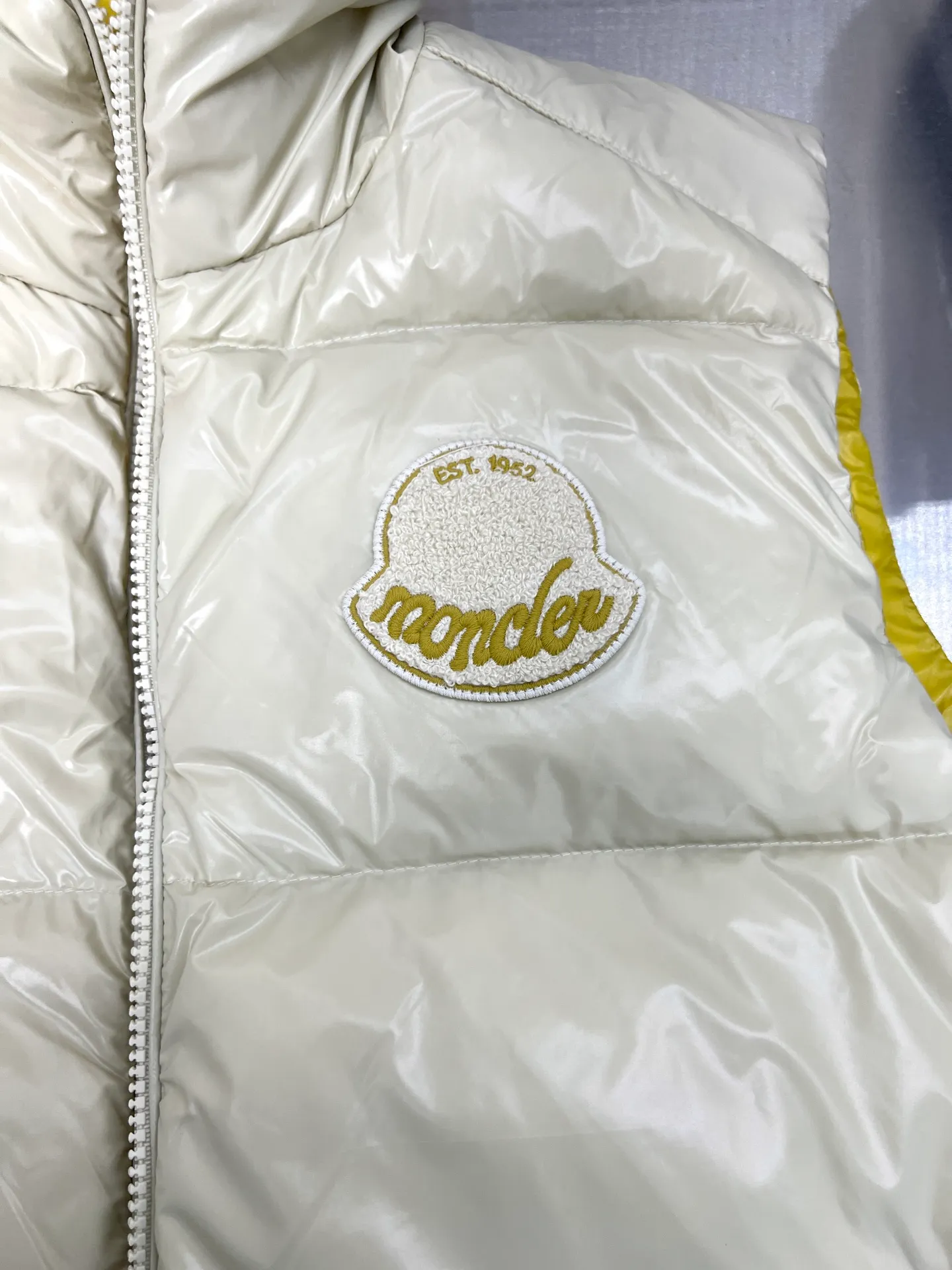 P760 Moncler's new Men's Tripiti short down jacket vest is made of functional glossy nylon fabric. It is comfortable and warm without being heavy. The chenille logo patch highlights the brand essence. The upper body is high-end and atmospheric. It is a must-have for winter. The high version can be compared at will. The same style for men and women. Three standards are complete. Color: black, apricot, size: 1 2 3 4 5