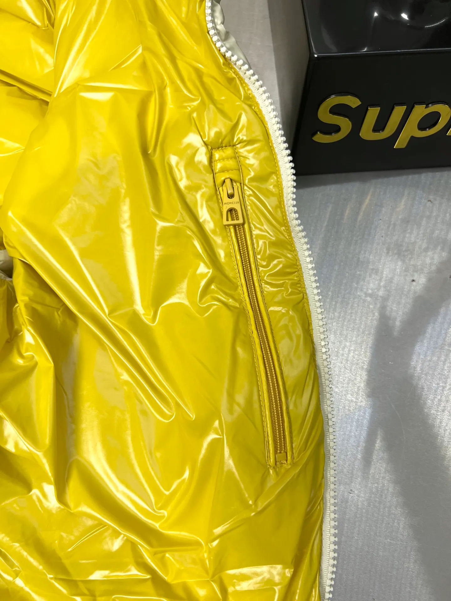 P760 Moncler's new Men's Tripiti short down jacket vest is made of functional glossy nylon fabric. It is comfortable and warm without being heavy. The chenille logo patch highlights the brand essence. The upper body is high-end and atmospheric. It is a must-have for winter. The high version can be compared at will. The same style for men and women. Three standards are complete. Color: black, apricot, size: 1 2 3 4 5
