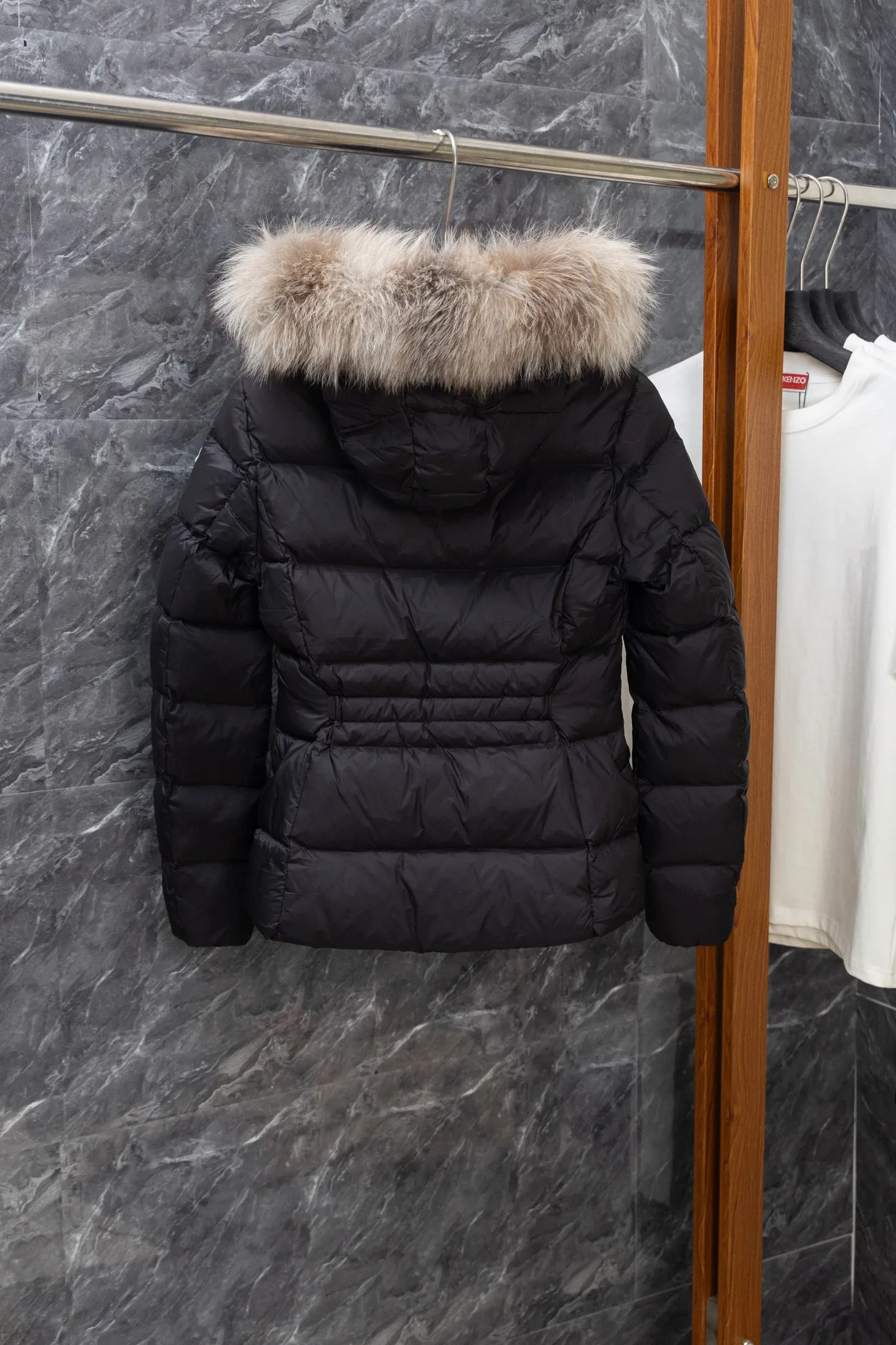 P1100 Model No. J0179 MONCLER Boed series solid color quilted raw edge collar waistband. Uses 340 grams of velvet content. Clear thread routing. Uses 10,000-needle embroidery. Original order customization 1:1 smooth and delicate lines. Better hand feel and texture. Not easy to deform, not easy to shrink, not easy to fade, maintains long-lasting beauty. Color Black White Size S-XL