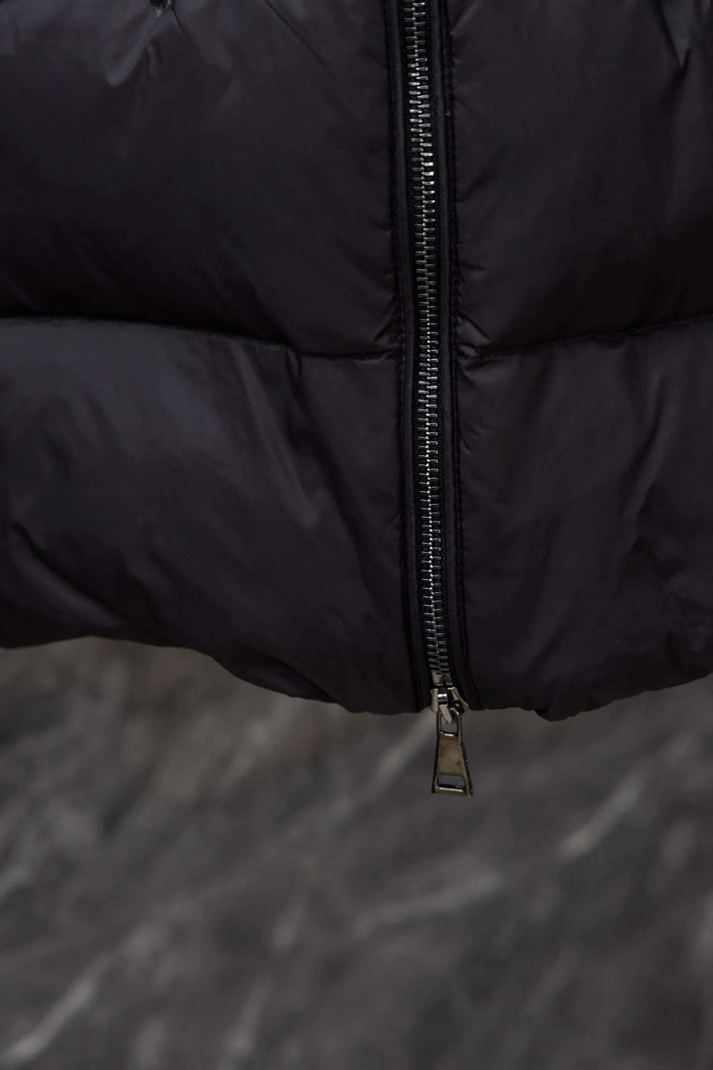 P1100 Model No. J0179 MONCLER Boed series solid color quilted raw edge collar waistband. Uses 340 grams of velvet content. Clear thread routing. Uses 10,000-needle embroidery. Original order customization 1:1 smooth and delicate lines. Better hand feel and texture. Not easy to deform, not easy to shrink, not easy to fade, maintains long-lasting beauty. Color Black White Size S-XL