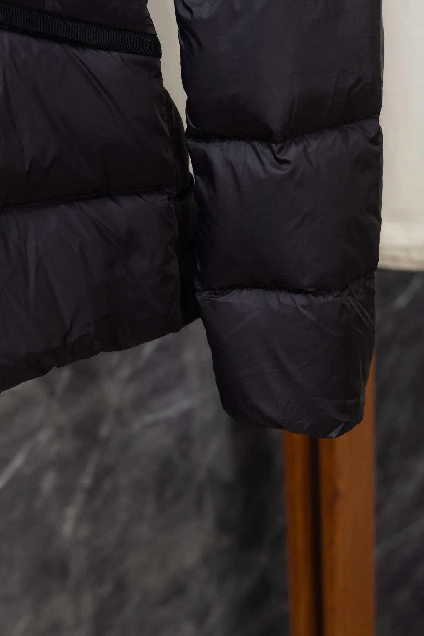 P1100 Model No. J0179 MONCLER Boed series solid color quilted raw edge collar waistband. Uses 340 grams of velvet content. Clear thread routing. Uses 10,000-needle embroidery. Original order customization 1:1 smooth and delicate lines. Better hand feel and texture. Not easy to deform, not easy to shrink, not easy to fade, maintains long-lasting beauty. Color Black White Size S-XL