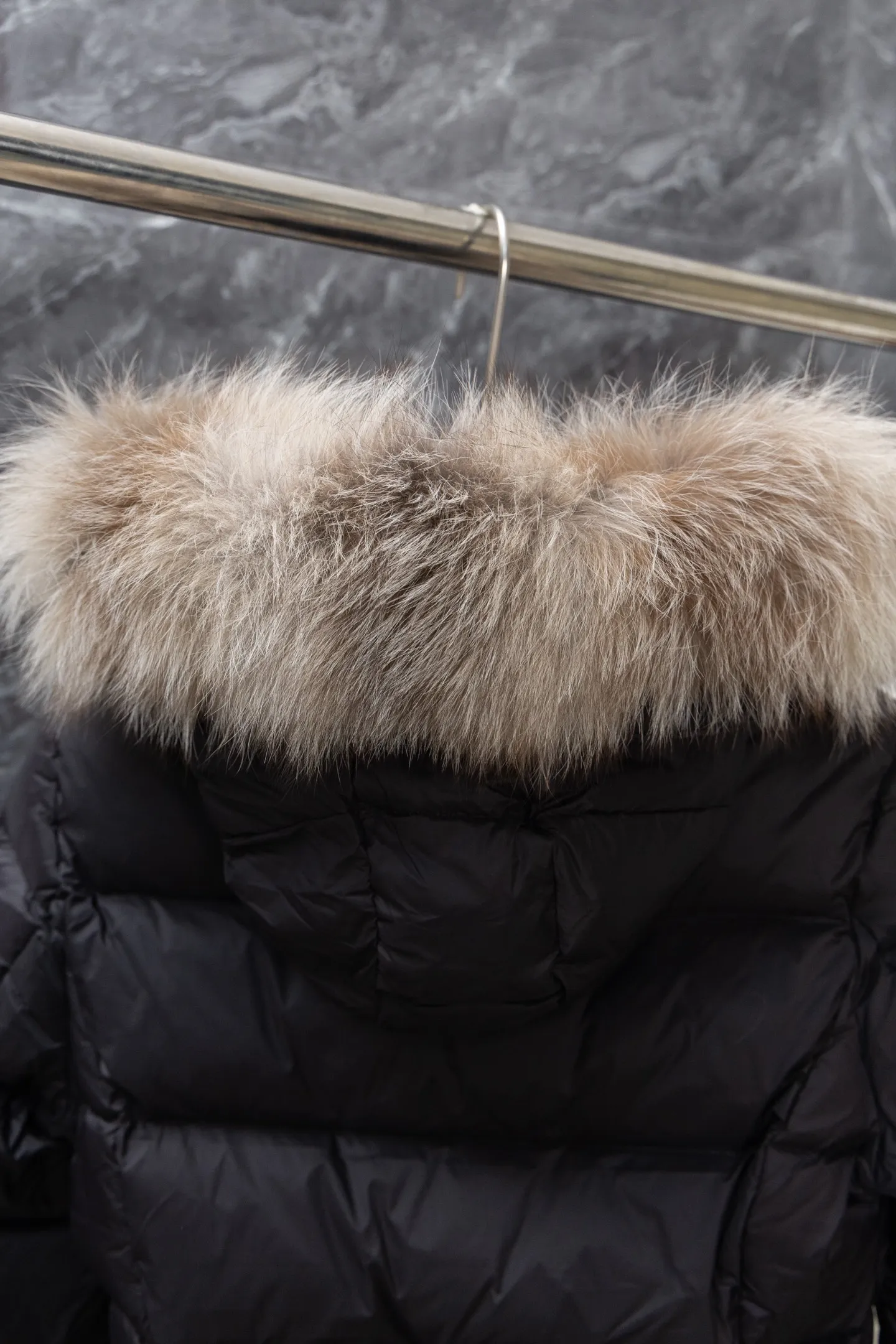 P1100 Model No. J0179 MONCLER Boed series solid color quilted raw edge collar waistband. Uses 340 grams of velvet content. Clear thread routing. Uses 10,000-needle embroidery. Original order customization 1:1 smooth and delicate lines. Better hand feel and texture. Not easy to deform, not easy to shrink, not easy to fade, maintains long-lasting beauty. Color Black White Size S-XL
