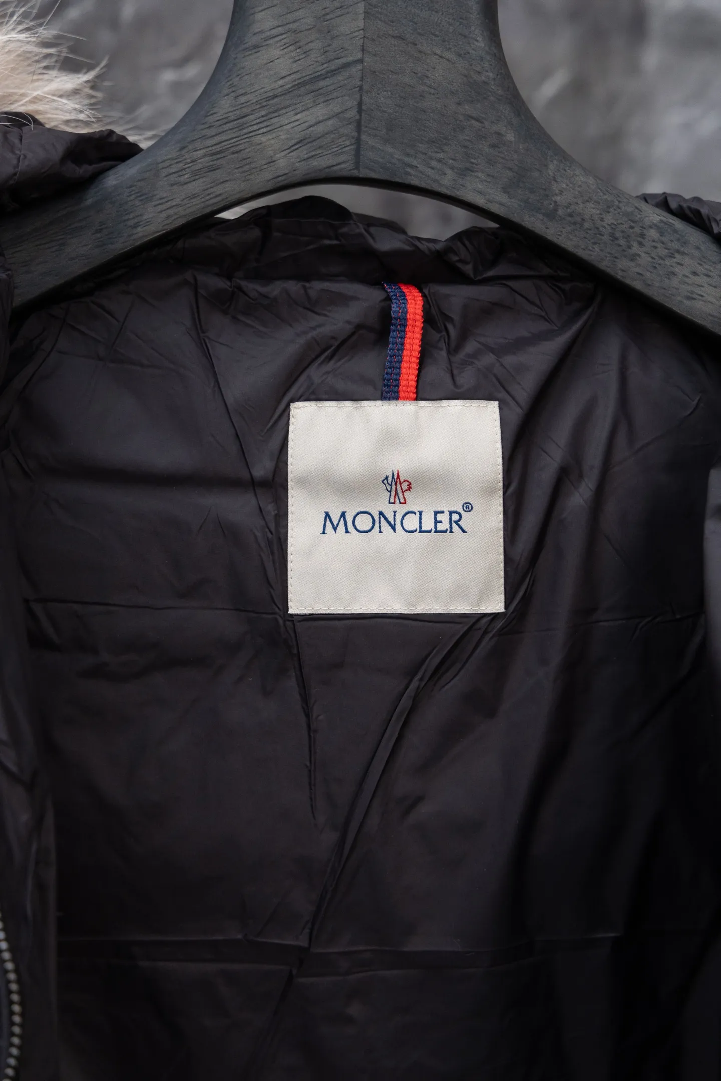 P1100 Model No. J0179 MONCLER Boed series solid color quilted raw edge collar waistband. Uses 340 grams of velvet content. Clear thread routing. Uses 10,000-needle embroidery. Original order customization 1:1 smooth and delicate lines. Better hand feel and texture. Not easy to deform, not easy to shrink, not easy to fade, maintains long-lasting beauty. Color Black White Size S-XL