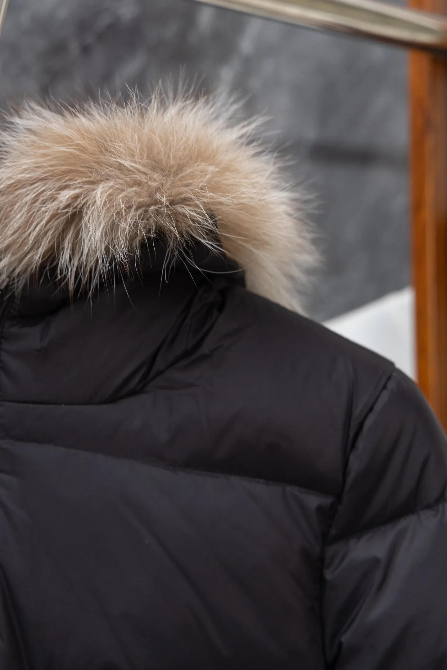 P1100 Model No. J0179 MONCLER Boed series solid color quilted raw edge collar waistband. Uses 340 grams of velvet content. Clear thread routing. Uses 10,000-needle embroidery. Original order customization 1:1 smooth and delicate lines. Better hand feel and texture. Not easy to deform, not easy to shrink, not easy to fade, maintains long-lasting beauty. Color Black White Size S-XL