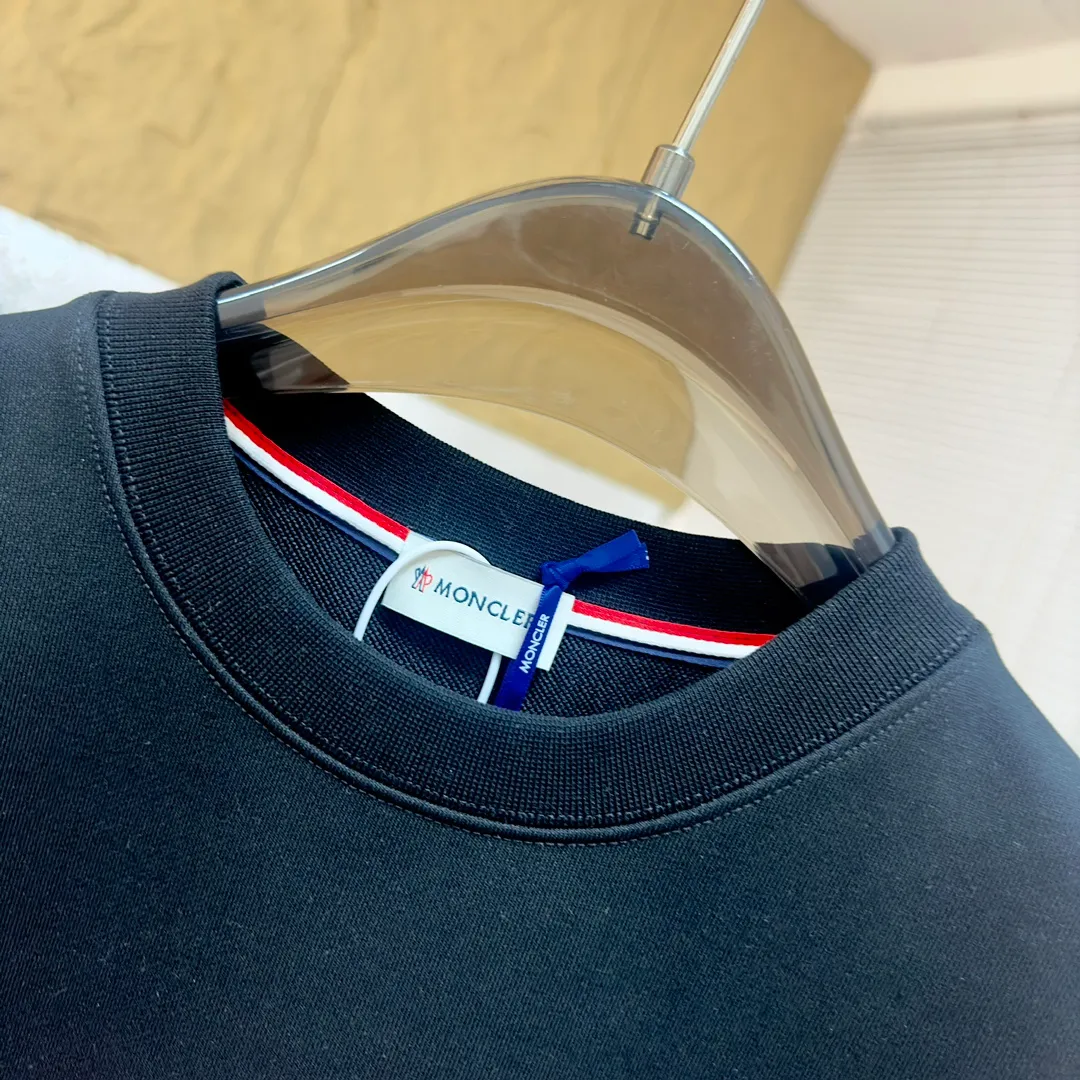 P280 Brand: Mengkou🤳𝐌𝐎𝐍𝐂𝐋𝐄𝐑 Fabric: ☑️Made of 440g double-strand pure cotton terry👕 Fabric: ☑️Thread with 1*1 double yarn thread. 🔜Comes with dyeing in the same tank. Technology: ☑️Using multi-layer color matching 3D three-dimensional silicone technology, 🇧🇫restore the original computer scan and print at a 1:1 ratio. The pattern is clear and concave and convex, a rare high-end product on the market! 🇲🇩All three standards are complete! Size: ☑️S 〰️M 〰️L 〰️XL 〰️XXL
