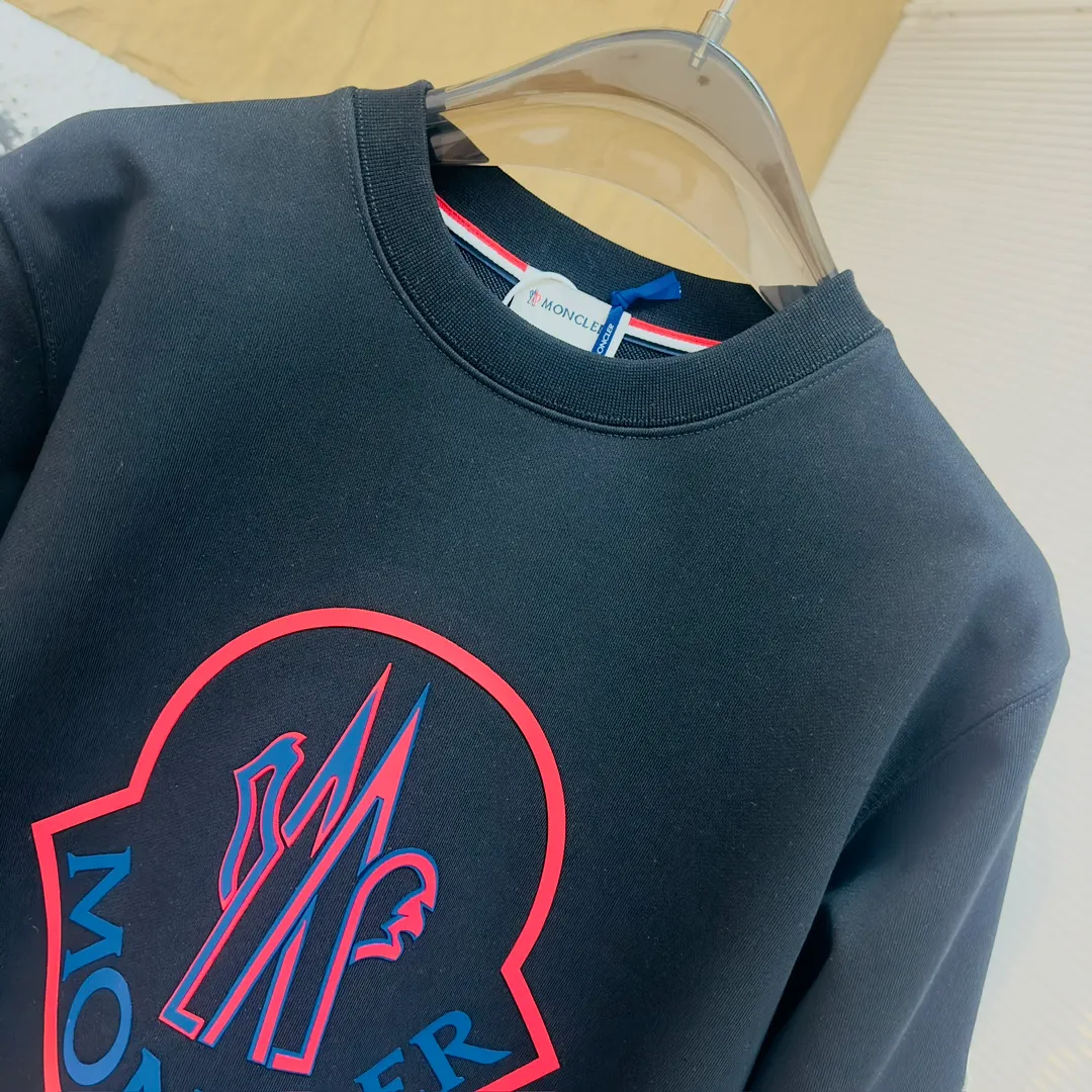 P280 Brand: Mengkou🤳𝐌𝐎𝐍𝐂𝐋𝐄𝐑 Fabric: ☑️Made of 440g double-strand pure cotton terry👕 Fabric: ☑️Thread with 1*1 double yarn thread. 🔜Comes with dyeing in the same tank. Technology: ☑️Using multi-layer color matching 3D three-dimensional silicone technology, 🇧🇫restore the original computer scan and print at a 1:1 ratio. The pattern is clear and concave and convex, a rare high-end product on the market! 🇲🇩All three standards are complete! Size: ☑️S 〰️M 〰️L 〰️XL 〰️XXL