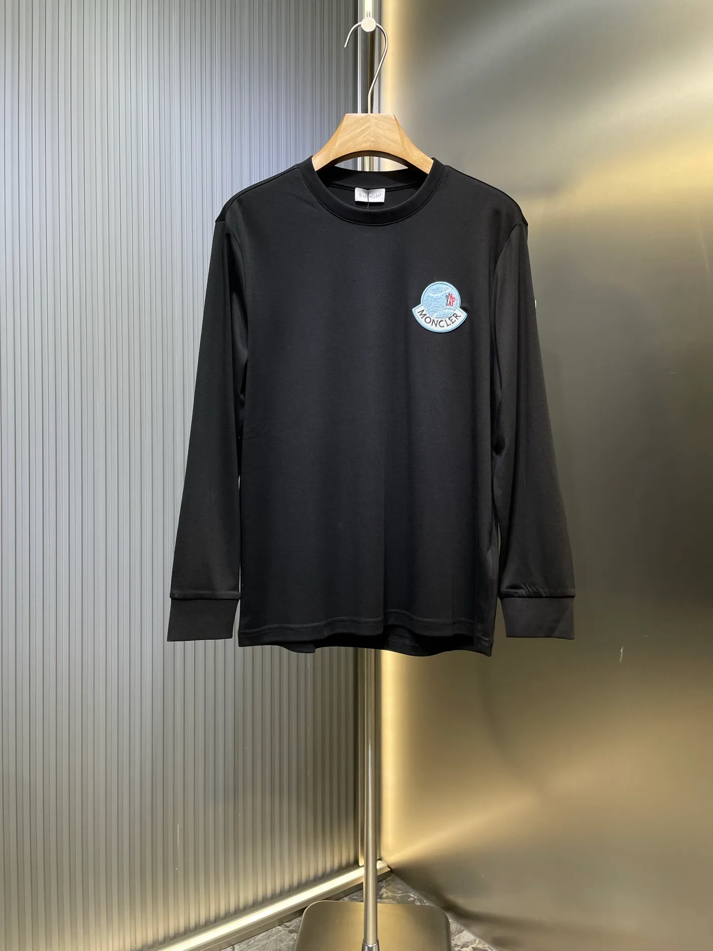 P320 Moncler 🌟 25ss new autumn and winter embroidered round neck bottoming long-sleeved T-shirt. The front chest is decorated with brand logo embroidery design. The left sleeve is decorated with felt embroidery classic logo. The cuffs are designed with high-end threads. It is a basic men's item and injects new ideas into men's wardrobe. Made of 100% long-staple cotton➕imported Lenzing Modal blended fabric. The fabric has a high-end texture, is soft and silky, has excellent elasticity, is anti-wrinkle and anti-yellowing, and will not be easily deformed after long-term wear and washing. Black, white, blue size: s-xxxl