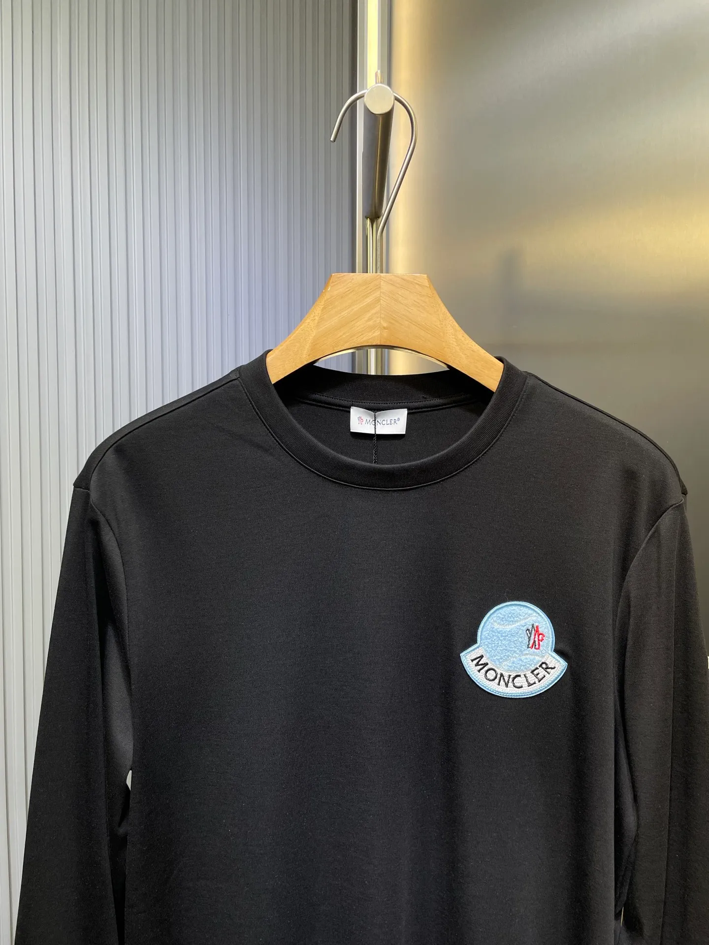 P320 Moncler 🌟 25ss new autumn and winter embroidered round neck bottoming long-sleeved T-shirt. The front chest is decorated with brand logo embroidery design. The left sleeve is decorated with felt embroidery classic logo. The cuffs are designed with high-end threads. It is a basic men's item and injects new ideas into men's wardrobe. Made of 100% long-staple cotton➕imported Lenzing Modal blended fabric. The fabric has a high-end texture, is soft and silky, has excellent elasticity, is anti-wrinkle and anti-yellowing, and will not be easily deformed after long-term wear and washing. Black, white, blue size: s-xxxl