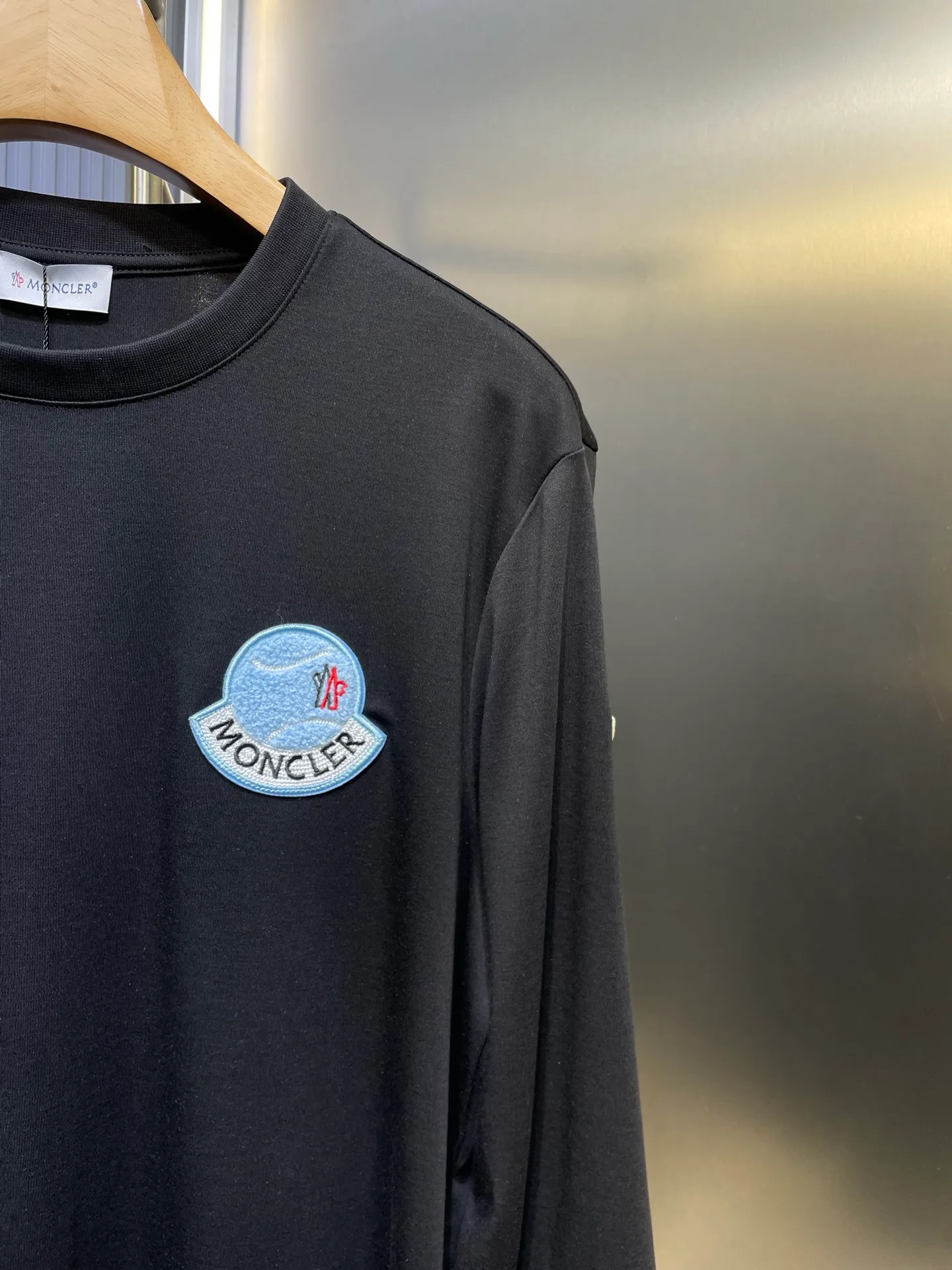 P320 Moncler 🌟 25ss new autumn and winter embroidered round neck bottoming long-sleeved T-shirt. The front chest is decorated with brand logo embroidery design. The left sleeve is decorated with felt embroidery classic logo. The cuffs are designed with high-end threads. It is a basic men's item and injects new ideas into men's wardrobe. Made of 100% long-staple cotton➕imported Lenzing Modal blended fabric. The fabric has a high-end texture, is soft and silky, has excellent elasticity, is anti-wrinkle and anti-yellowing, and will not be easily deformed after long-term wear and washing. Black, white, blue size: s-xxxl