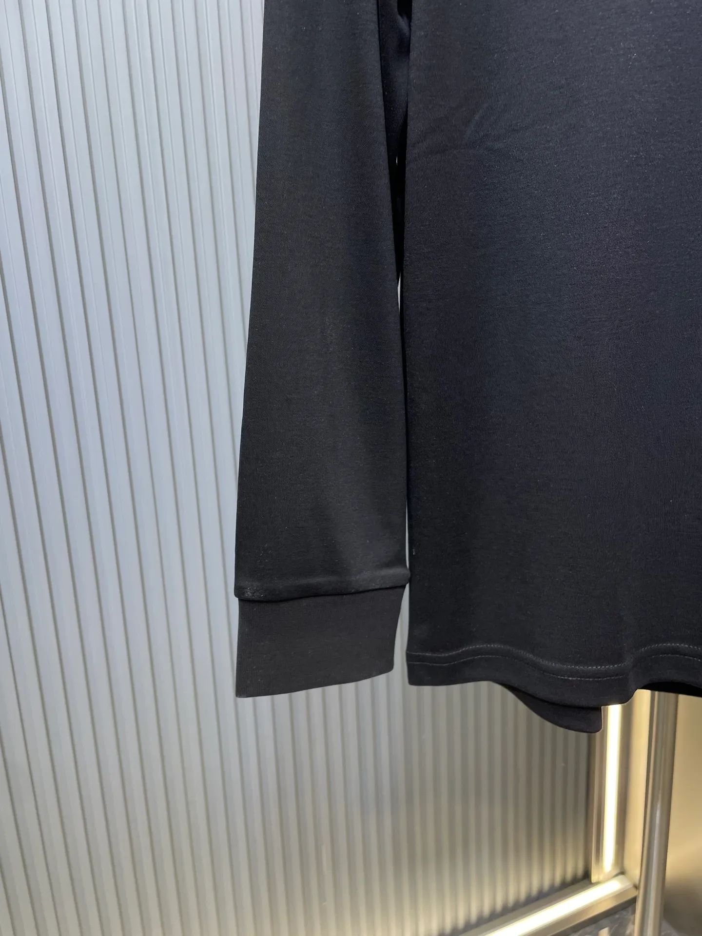 P320 Moncler 🌟 25ss new autumn and winter embroidered round neck bottoming long-sleeved T-shirt. The front chest is decorated with brand logo embroidery design. The left sleeve is decorated with felt embroidery classic logo. The cuffs are designed with high-end threads. It is a basic men's item and injects new ideas into men's wardrobe. Made of 100% long-staple cotton➕imported Lenzing Modal blended fabric. The fabric has a high-end texture, is soft and silky, has excellent elasticity, is anti-wrinkle and anti-yellowing, and will not be easily deformed after long-term wear and washing. Black, white, blue size: s-xxxl