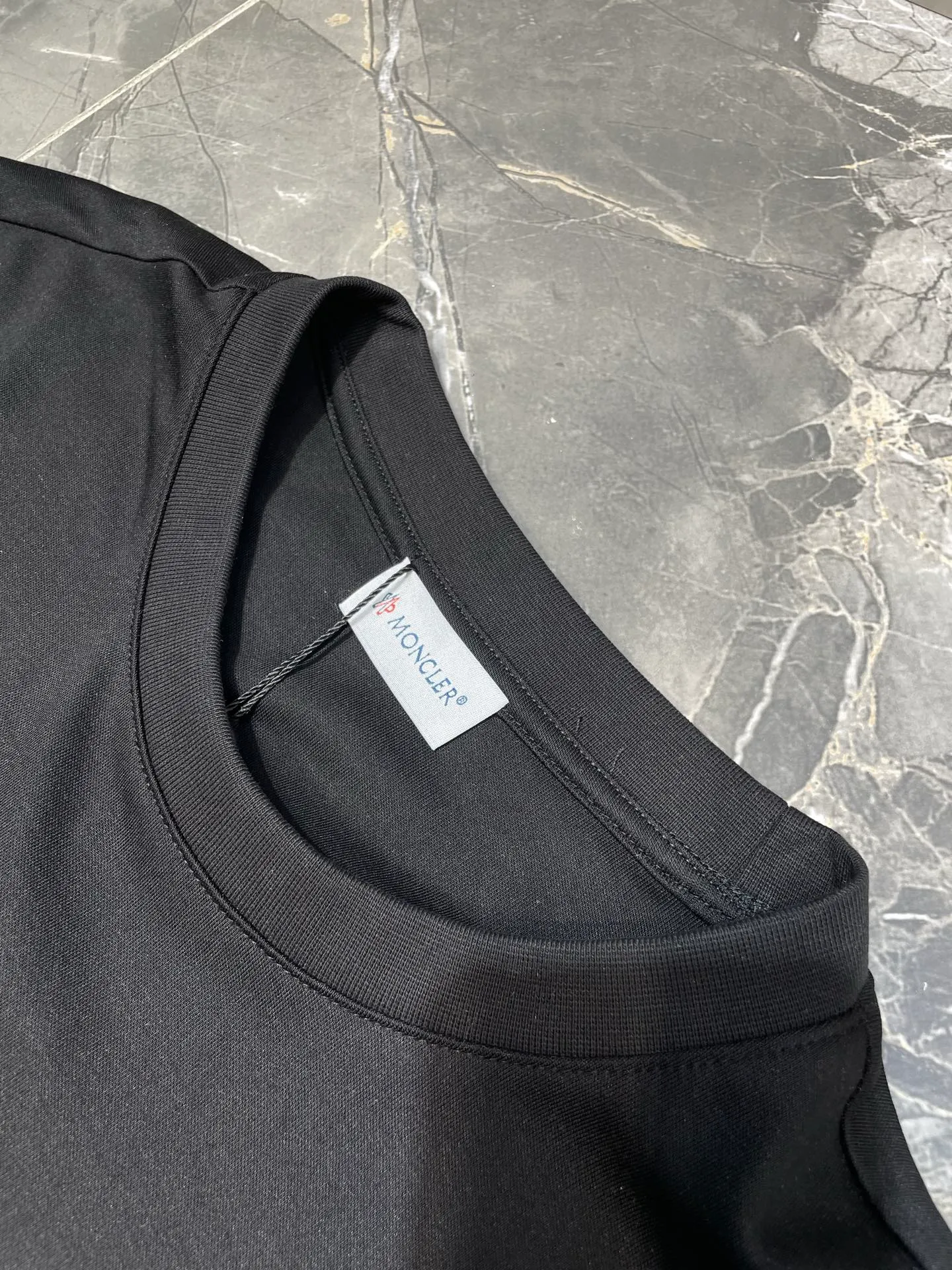 P320 Moncler 🌟 25ss new autumn and winter embroidered round neck bottoming long-sleeved T-shirt. The front chest is decorated with brand logo embroidery design. The left sleeve is decorated with felt embroidery classic logo. The cuffs are designed with high-end threads. It is a basic men's item and injects new ideas into men's wardrobe. Made of 100% long-staple cotton➕imported Lenzing Modal blended fabric. The fabric has a high-end texture, is soft and silky, has excellent elasticity, is anti-wrinkle and anti-yellowing, and will not be easily deformed after long-term wear and washing. Black, white, blue size: s-xxxl