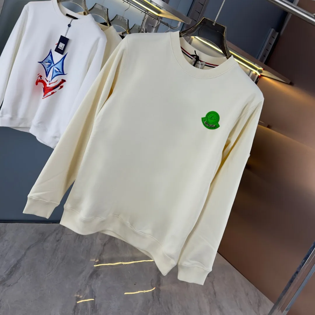 P210 High-version sweatshirt) [Long-term stock] 〖𝐌𝐎𝐍𝐂𝐋𝐄𝐑~Mask〗 Made of 440g heavy-weight fabric. It is different from the market currency. It can be matched with any variety and is properly handsome. 😎The whole dress is made of double waistcoats. The double waistcoats make the whole dress more three-dimensional. Not ordinary factories can do such fine work. 2025 Spring runway version of the T stage, on sale at the counter, round neck terry sweatshirt, high-end double-strand pure cotton, custom-made stretch ribs, dyed in the same vat, complete with three standards, matched with exquisite embroidered LOGO on the chest, simple and advanced, same style for men and women. Color: black, apricot, white, size: S M L XL 2XL