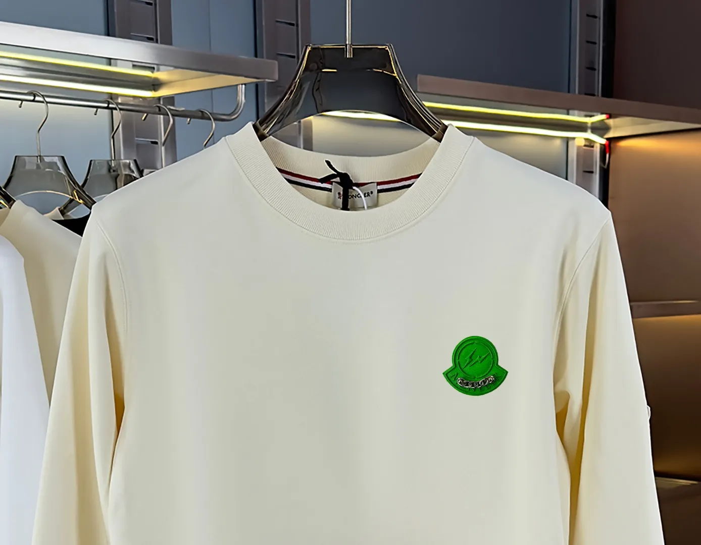 P210 High-version sweatshirt) [Long-term stock] 〖𝐌𝐎𝐍𝐂𝐋𝐄𝐑~Mask〗 Made of 440g heavy-weight fabric. It is different from the market currency. It can be matched with any variety and is properly handsome. 😎The whole dress is made of double waistcoats. The double waistcoats make the whole dress more three-dimensional. Not ordinary factories can do such fine work. 2025 Spring runway version of the T stage, on sale at the counter, round neck terry sweatshirt, high-end double-strand pure cotton, custom-made stretch ribs, dyed in the same vat, complete with three standards, matched with exquisite embroidered LOGO on the chest, simple and advanced, same style for men and women. Color: black, apricot, white, size: S M L XL 2XL