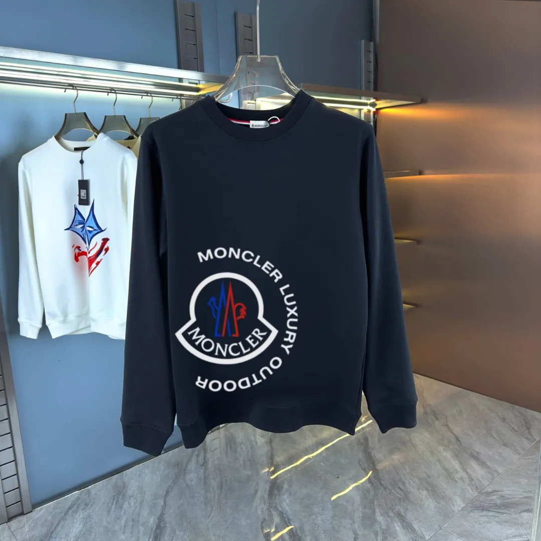 P210 high version sweatshirt) 📦With exclusive packaging📦 [Long-term ready stock] Upgraded version "Mobile phone smart sensor ~ NFC chip armband ~ Directly to the official website for anti-counterfeiting" 〖 𝐌𝐎𝐍𝐂𝐋𝐄𝐑 ~ Mouth covering〗 2025 new high quality, using 450 grams of heavyweight fabric Different from the market currency, you can mix and match everything at will and you will be handsome😎The whole clothes is made of double waistcoats. The double waistcoats make the whole dress more three-dimensional. It is not an ordinary factory that can do such fine work. 2025 autumn and winter new style, on sale at the counter, exquisite printed round neck terry sweatshirt. High-end double-ply cotton. Customized stretch ribs are dyed in the same vat. Three standards are complete. It is matched with digital printing patterns and is very breathable. Same style for men and women. Color: black, white, apricot. Size: S M L XL 2XL