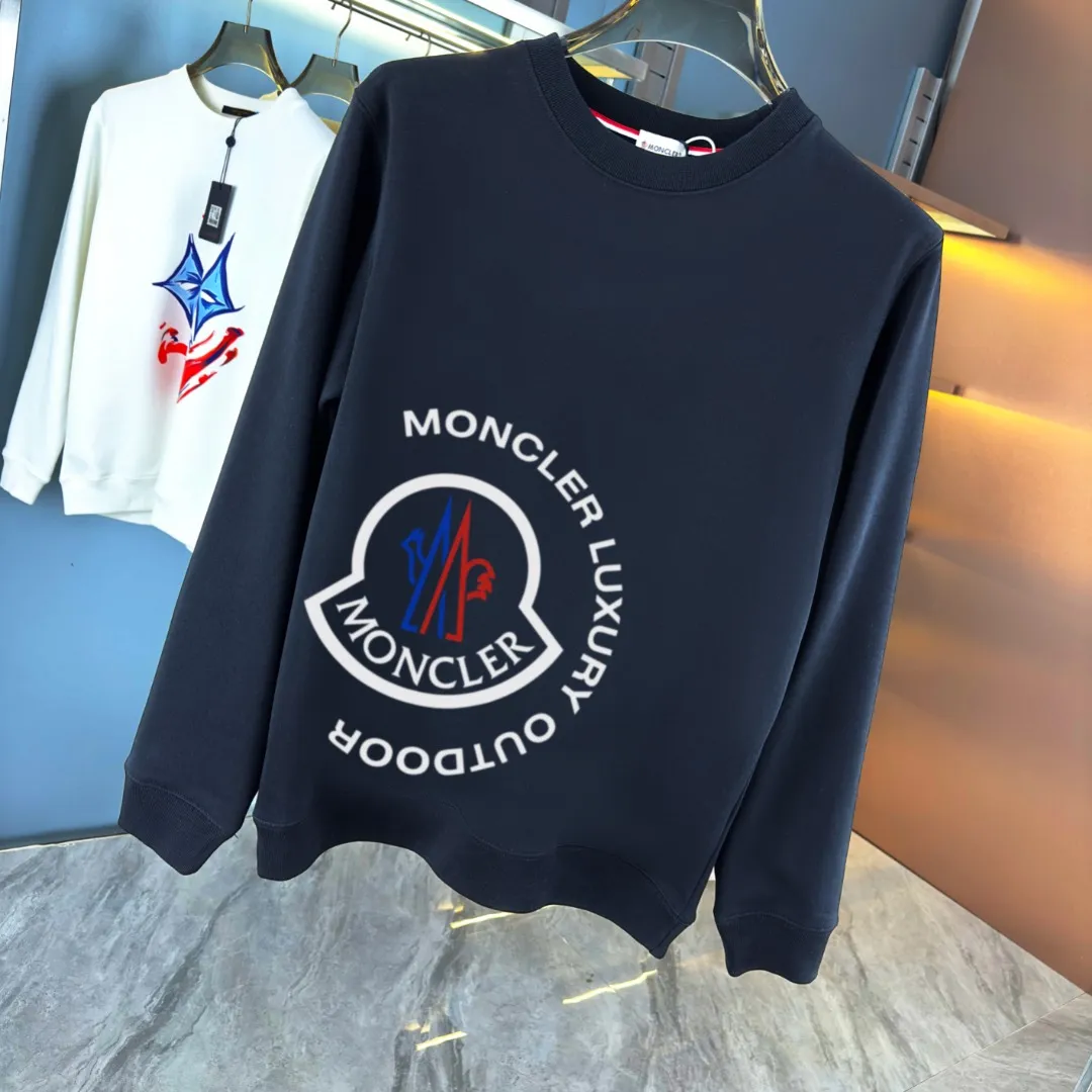 P210 high version sweatshirt) 📦With exclusive packaging📦 [Long-term ready stock] Upgraded version "Mobile phone smart sensor ~ NFC chip armband ~ Directly to the official website for anti-counterfeiting" 〖 𝐌𝐎𝐍𝐂𝐋𝐄𝐑 ~ Mouth covering〗 2025 new high quality, using 450 grams of heavyweight fabric Different from the market currency, you can mix and match everything at will and you will be handsome😎The whole clothes is made of double waistcoats. The double waistcoats make the whole dress more three-dimensional. It is not an ordinary factory that can do such fine work. 2025 autumn and winter new style, on sale at the counter, exquisite printed round neck terry sweatshirt. High-end double-ply cotton. Customized stretch ribs are dyed in the same vat. Three standards are complete. It is matched with digital printing patterns and is very breathable. Same style for men and women. Color: black, white, apricot. Size: S M L XL 2XL