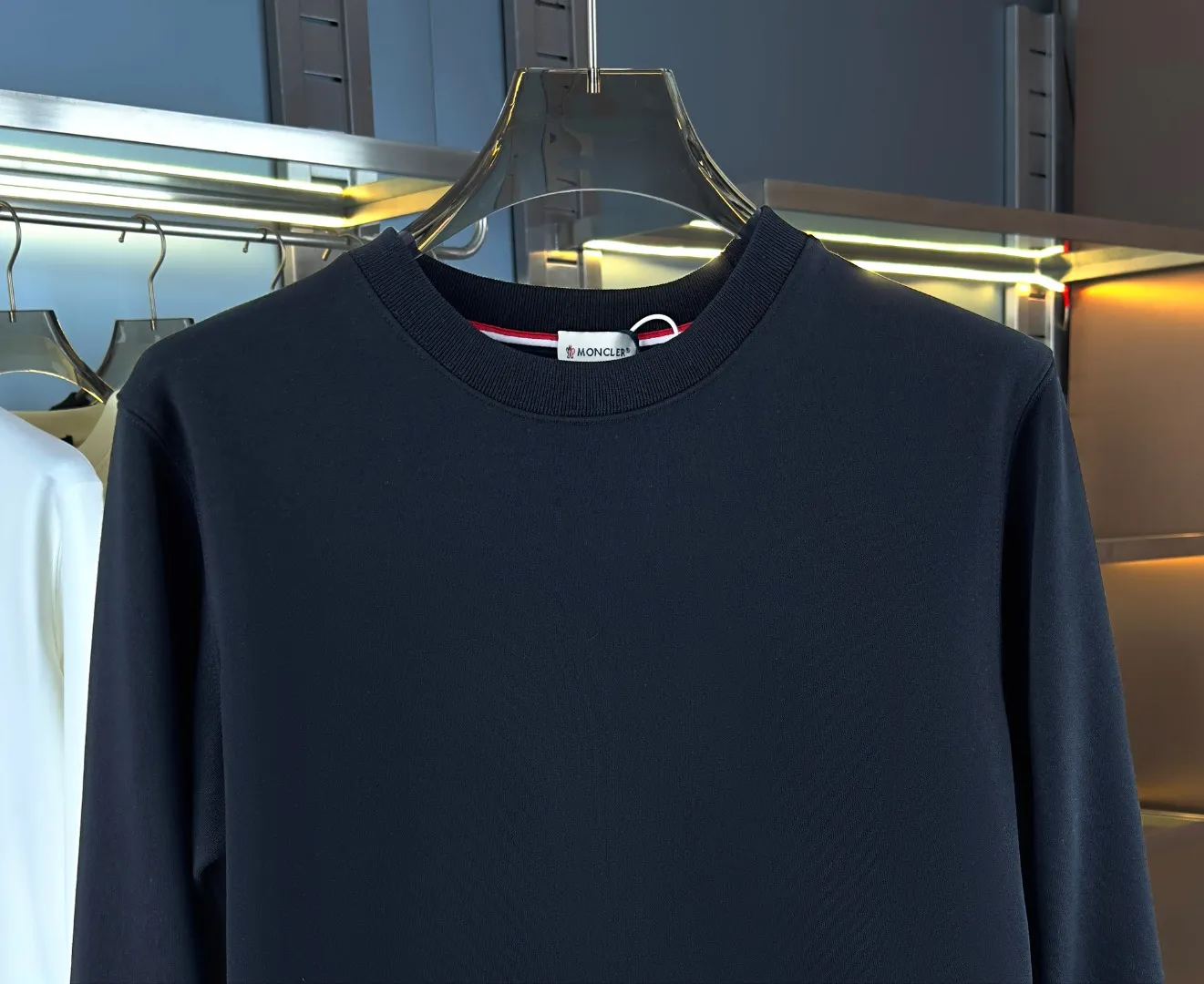 P210 high version sweatshirt) 📦With exclusive packaging📦 [Long-term ready stock] Upgraded version "Mobile phone smart sensor ~ NFC chip armband ~ Directly to the official website for anti-counterfeiting" 〖 𝐌𝐎𝐍𝐂𝐋𝐄𝐑 ~ Mouth covering〗 2025 new high quality, using 450 grams of heavyweight fabric Different from the market currency, you can mix and match everything at will and you will be handsome😎The whole clothes is made of double waistcoats. The double waistcoats make the whole dress more three-dimensional. It is not an ordinary factory that can do such fine work. 2025 autumn and winter new style, on sale at the counter, exquisite printed round neck terry sweatshirt. High-end double-ply cotton. Customized stretch ribs are dyed in the same vat. Three standards are complete. It is matched with digital printing patterns and is very breathable. Same style for men and women. Color: black, white, apricot. Size: S M L XL 2XL