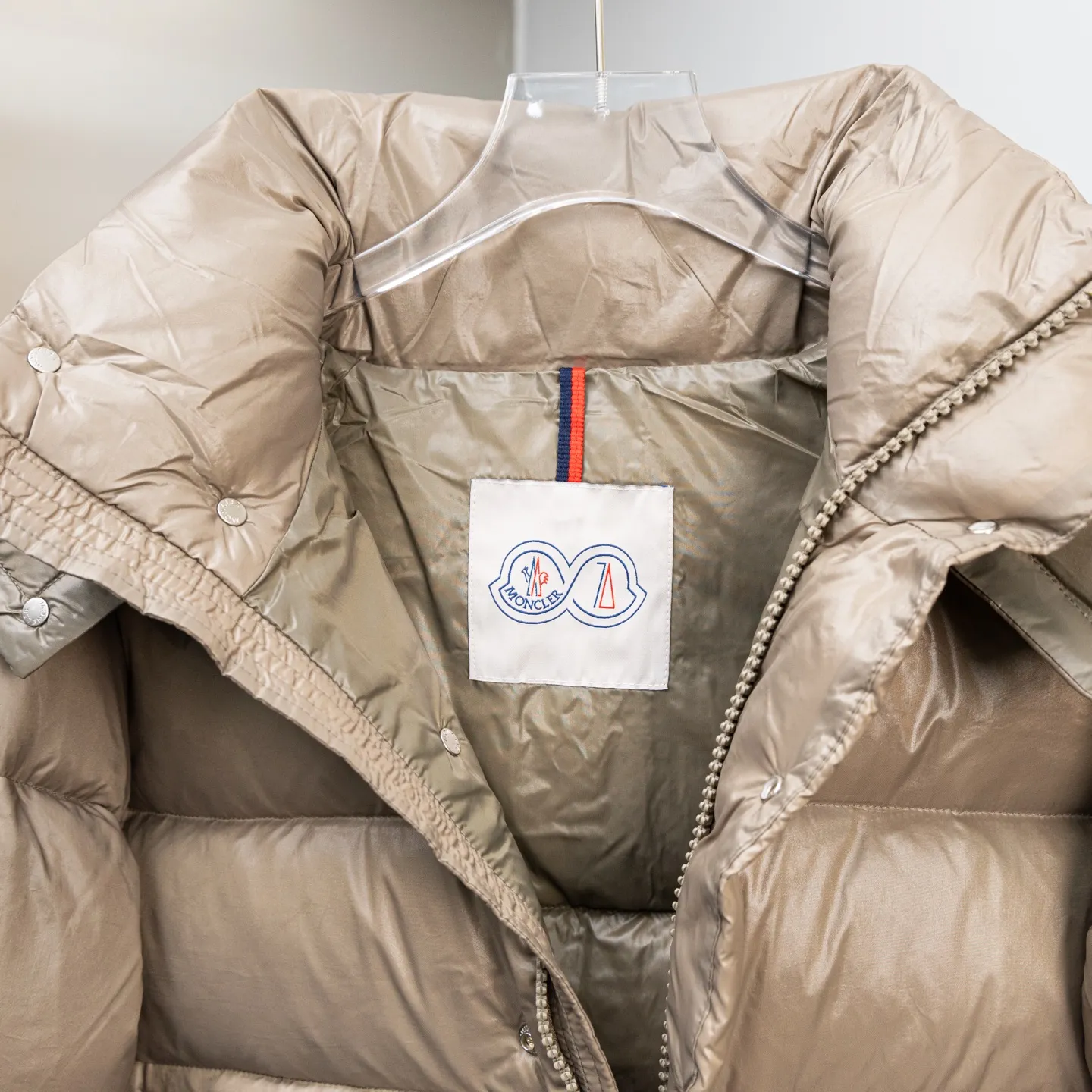 P740 Top version 🆕🆕🆕🆕Moncler/Moncler Maya 70th anniversary limited down jacket Moncler Maya classic shiny small label down jacket, the pockets on the cuffs are a perfect combination with the 70-week wool felt small label, the hood is removable, the fabric is customized and is consistent with the original version, the lacquered shiny fabric is windproof and waterproof, the same as the original version Filled with 90% white duck down, up to 400g of down, excellent thermal insulation effect, a must in cold areas Customized original accessories, complete with three labels, molded custom logo buttons Color: Black White Brown SIZE: 1 2 3 4 5