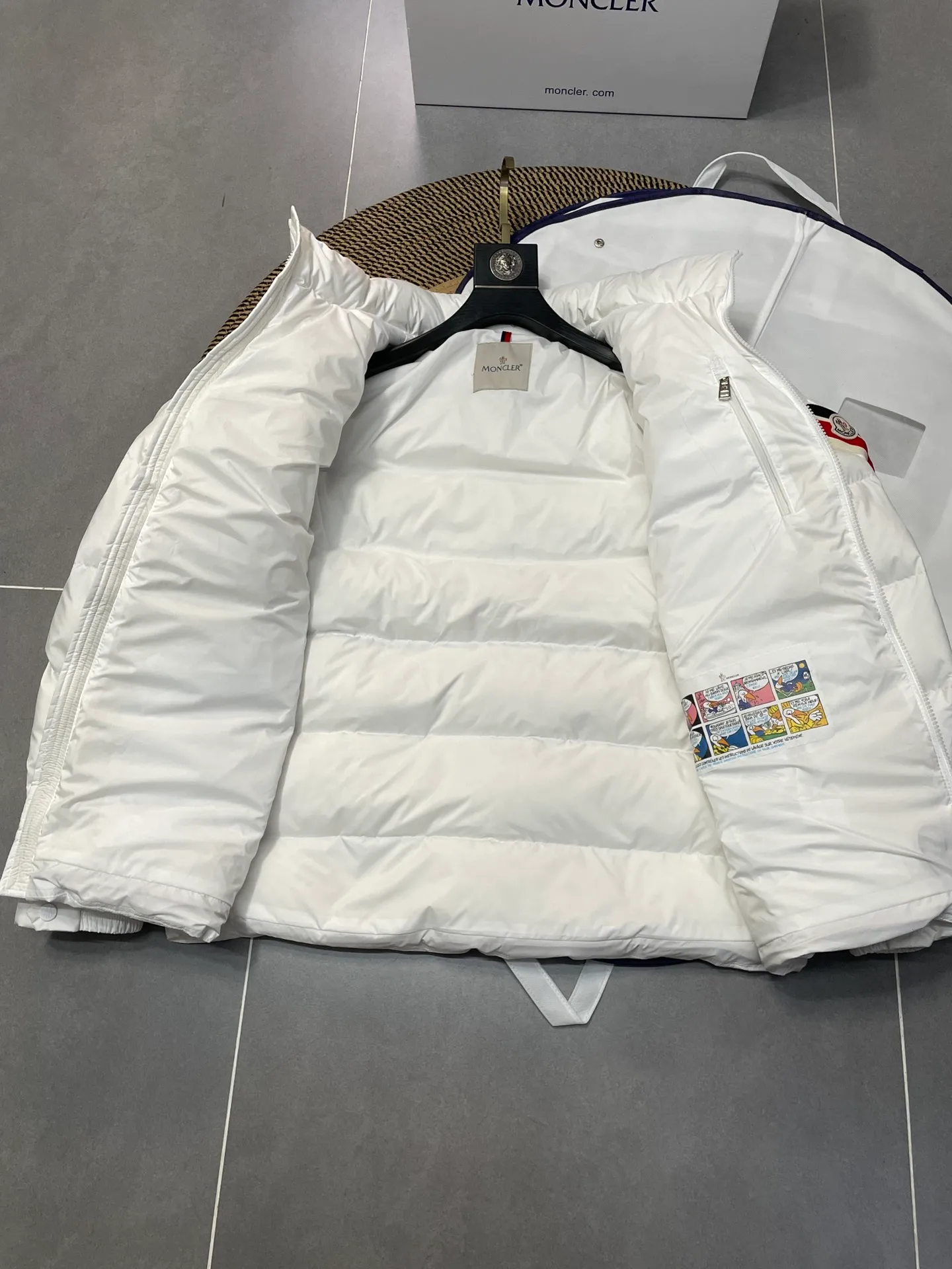 P840 🆕❤️2️⃣0️⃣2️⃣4️⃣🆕Premium down⬆️Moncler Solayan men's three-color trim short down jacket. Premium goose down filling. The finest, lightest and neatest fabric. Solayan men's short down jacket is decorated with seasonal iconic stripe details, blending sportsmanship and timeless style.  The Solayan down jacket is made of micro chic fabric and has a tough square shape design, highlighting Moncler's sporty spirit. This cropped down jacket features tricolor stripes on the sleeves, a seasonal take on the brand's signature. Comes with a practical pull-out hood. Details •Made from micro chic nylon fabric •Micro chic nylon lining •Down filled •Pull-out hood •Zip closure •Zip pockets •Adjustable cuffs •Elastic drawstring hem •Tri-color trim on sleeves Size: 1-5 Color: White Dark Brown Black