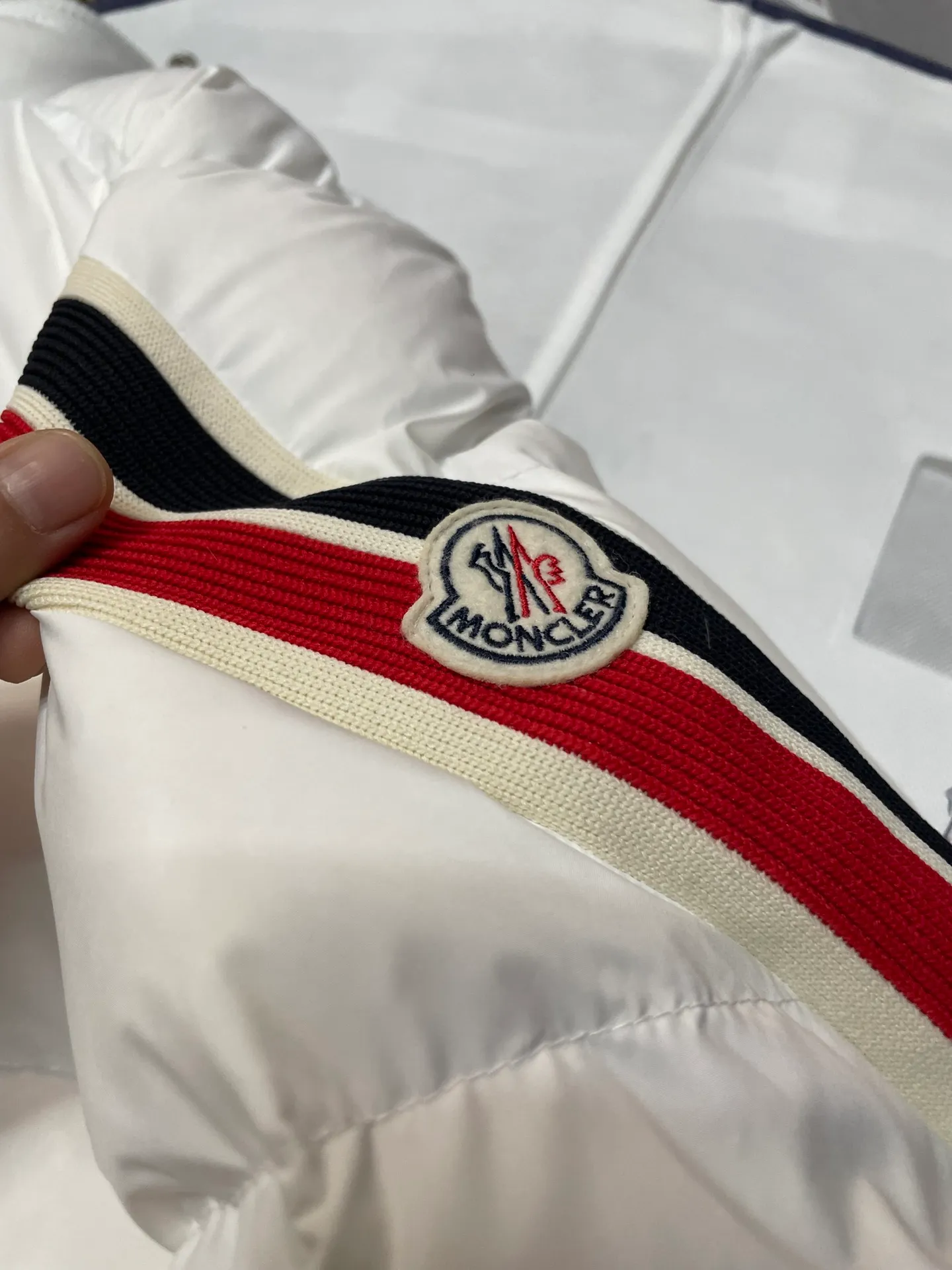P840 🆕❤️2️⃣0️⃣2️⃣4️⃣🆕Premium down⬆️Moncler Solayan men's three-color trim short down jacket. Premium goose down filling. The finest, lightest and neatest fabric. Solayan men's short down jacket is decorated with seasonal iconic stripe details, blending sportsmanship and timeless style.  The Solayan down jacket is made of micro chic fabric and has a tough square shape design, highlighting Moncler's sporty spirit. This cropped down jacket features tricolor stripes on the sleeves, a seasonal take on the brand's signature. Comes with a practical pull-out hood. Details •Made from micro chic nylon fabric •Micro chic nylon lining •Down filled •Pull-out hood •Zip closure •Zip pockets •Adjustable cuffs •Elastic drawstring hem •Tri-color trim on sleeves Size: 1-5 Color: White Dark Brown Black