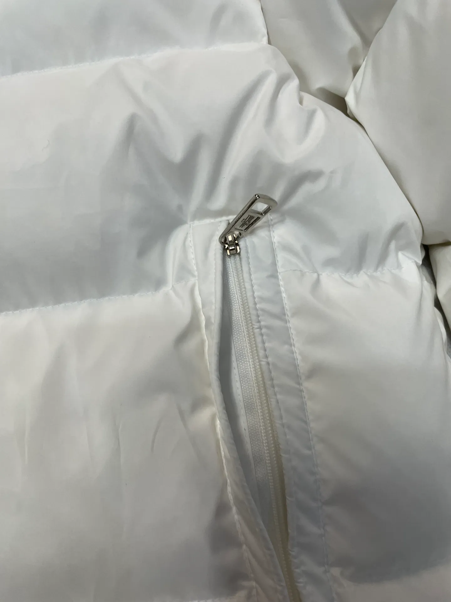 P840 🆕❤️2️⃣0️⃣2️⃣4️⃣🆕Premium down⬆️Moncler Solayan men's three-color trim short down jacket. Premium goose down filling. The finest, lightest and neatest fabric. Solayan men's short down jacket is decorated with seasonal iconic stripe details, blending sportsmanship and timeless style.  The Solayan down jacket is made of micro chic fabric and has a tough square shape design, highlighting Moncler's sporty spirit. This cropped down jacket features tricolor stripes on the sleeves, a seasonal take on the brand's signature. Comes with a practical pull-out hood. Details •Made from micro chic nylon fabric •Micro chic nylon lining •Down filled •Pull-out hood •Zip closure •Zip pockets •Adjustable cuffs •Elastic drawstring hem •Tri-color trim on sleeves Size: 1-5 Color: White Dark Brown Black