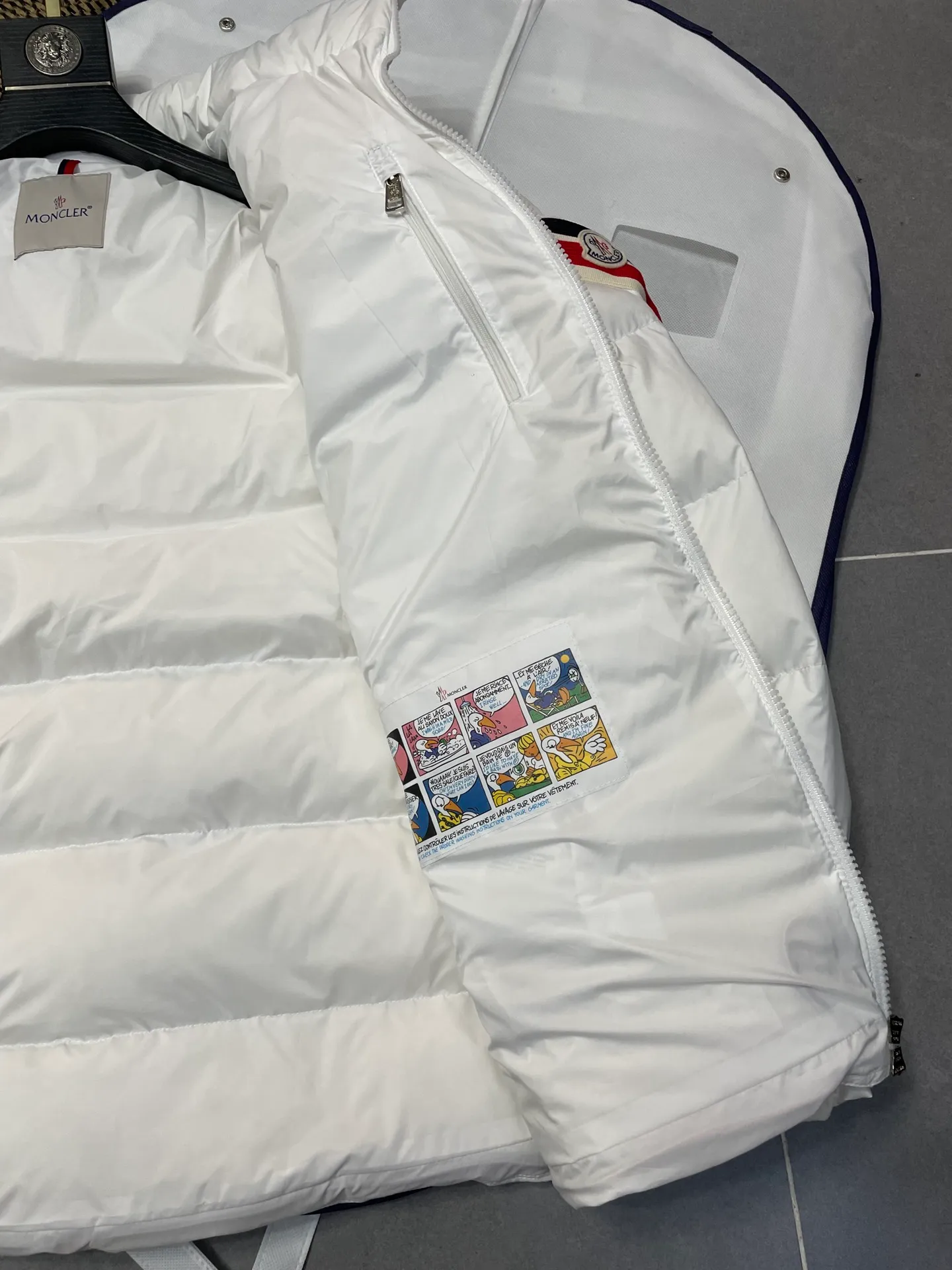 P840 🆕❤️2️⃣0️⃣2️⃣4️⃣🆕Premium down⬆️Moncler Solayan men's three-color trim short down jacket. Premium goose down filling. The finest, lightest and neatest fabric. Solayan men's short down jacket is decorated with seasonal iconic stripe details, blending sportsmanship and timeless style.  The Solayan down jacket is made of micro chic fabric and has a tough square shape design, highlighting Moncler's sporty spirit. This cropped down jacket features tricolor stripes on the sleeves, a seasonal take on the brand's signature. Comes with a practical pull-out hood. Details •Made from micro chic nylon fabric •Micro chic nylon lining •Down filled •Pull-out hood •Zip closure •Zip pockets •Adjustable cuffs •Elastic drawstring hem •Tri-color trim on sleeves Size: 1-5 Color: White Dark Brown Black