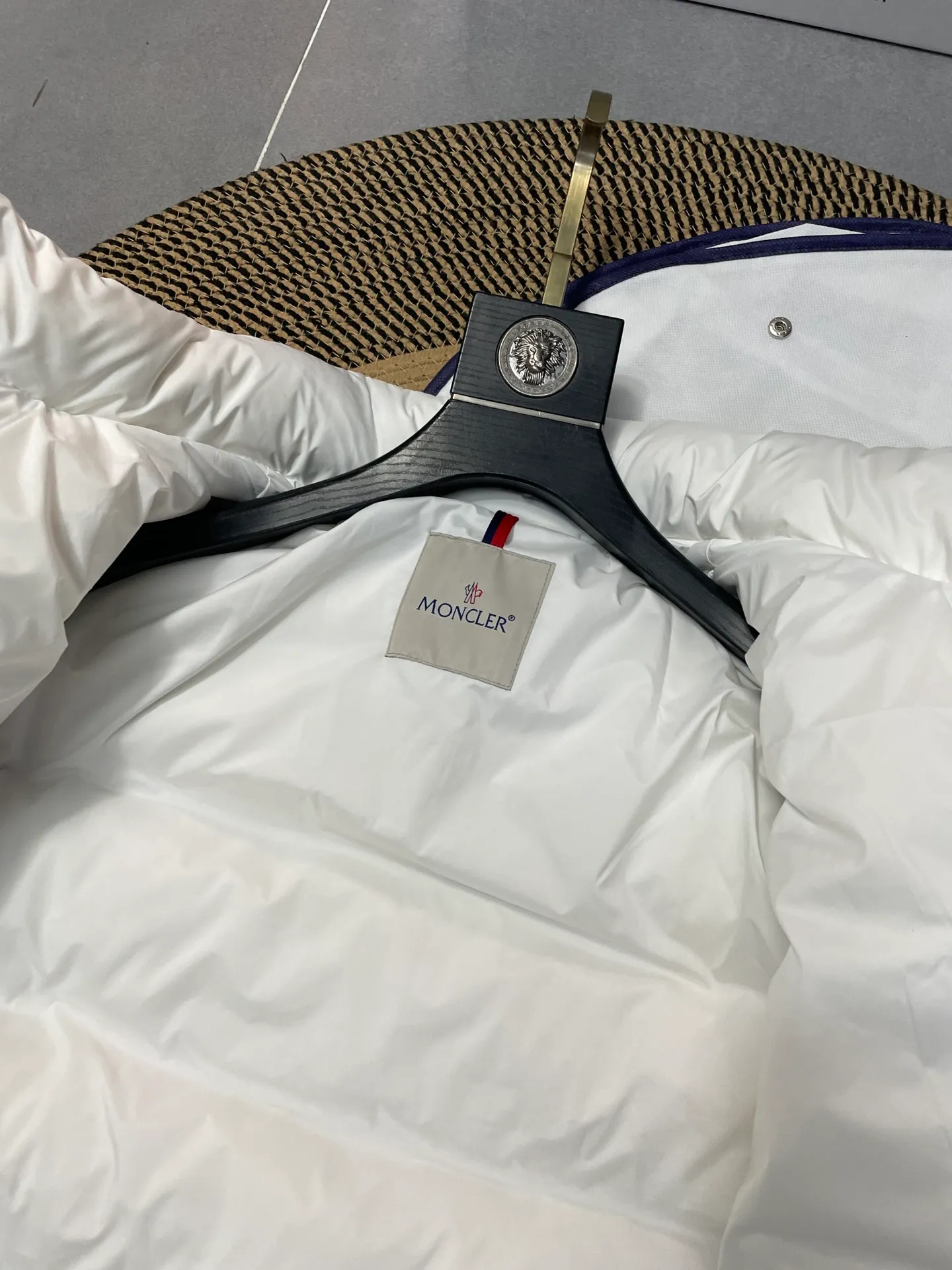 P840 🆕❤️2️⃣0️⃣2️⃣4️⃣🆕Premium down⬆️Moncler Solayan men's three-color trim short down jacket. Premium goose down filling. The finest, lightest and neatest fabric. Solayan men's short down jacket is decorated with seasonal iconic stripe details, blending sportsmanship and timeless style.  The Solayan down jacket is made of micro chic fabric and has a tough square shape design, highlighting Moncler's sporty spirit. This cropped down jacket features tricolor stripes on the sleeves, a seasonal take on the brand's signature. Comes with a practical pull-out hood. Details •Made from micro chic nylon fabric •Micro chic nylon lining •Down filled •Pull-out hood •Zip closure •Zip pockets •Adjustable cuffs •Elastic drawstring hem •Tri-color trim on sleeves Size: 1-5 Color: White Dark Brown Black