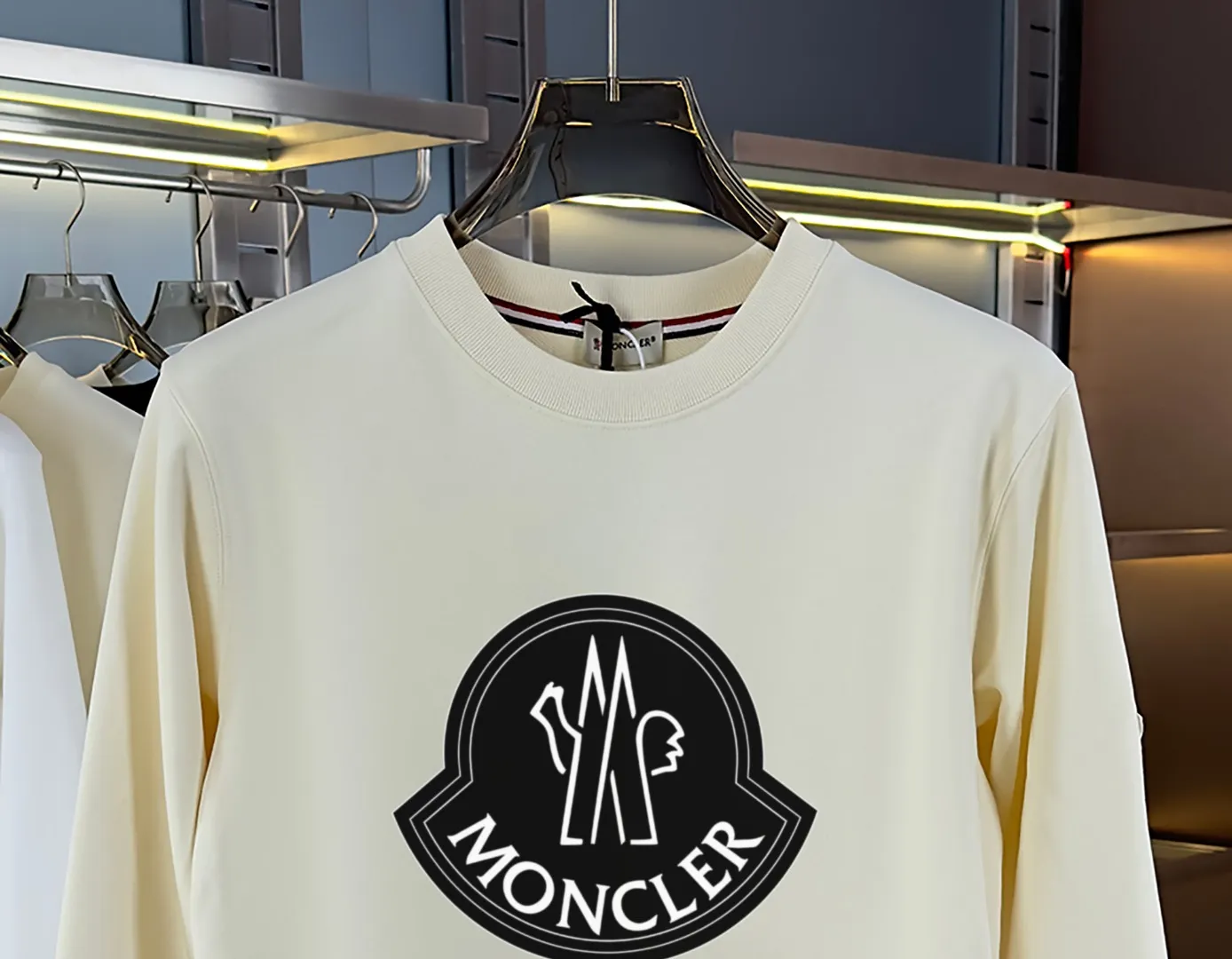 P210 high version sweatshirt) 📦With exclusive picture packaging📦 [Long-term ready stock] Upgraded version "Mobile phone smart sensor ~ NFC chip armband ~ Direct access to the official website anti-counterfeiting" 〖 𝐌𝐎𝐍𝐂𝐋𝐄𝐑 ~ Mouth covering〗 2025 new high quality, using 450g heavyweight fabric Different from the market currency, you can mix and match everything at will and you will be handsome😎The whole clothes is made of double waistcoats. The double waistcoats make the whole dress more three-dimensional. It is not an ordinary factory that can do such fine work. 2025 autumn and winter new style, on sale at the counter, exquisite printed round neck terry sweatshirt. High-end double-ply cotton. Customized stretch ribs are dyed in the same vat. Three standards are complete. It is matched with digital printing patterns and is very breathable. Same style for men and women. Color: black, white, apricot. Size: S M L XL 2XL
