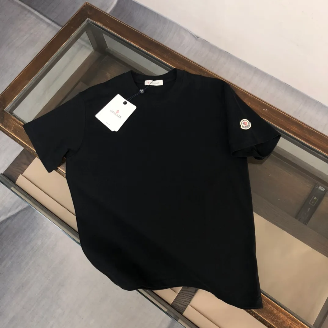 P160 MONCLER masked clean short-sleeved T-shirt. The fabric upper body is comfortable and breathable, not stiff, slim cut, and made of high-end custom-made pure cotton fabric! The upper body is comfortable and stylish, and it can be worn alone as an inner layer. It is a must-have for fashionistas! ! ! Color: Black White Light Gray Royal Blue Sky Blue Dark Gray Orange Brown Size: S M L XL (Loose version! Please indicate your height and weight when placing an order)
