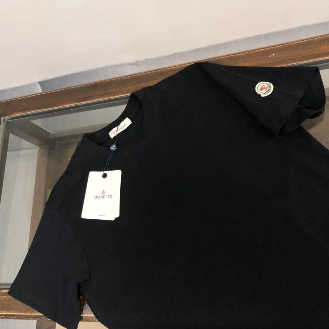 P160 MONCLER masked clean short-sleeved T-shirt. The fabric upper body is comfortable and breathable, not stiff, slim cut, and made of high-end custom-made pure cotton fabric! The upper body is comfortable and stylish, and it can be worn alone as an inner layer. It is a must-have for fashionistas! ! ! Color: Black White Light Gray Royal Blue Sky Blue Dark Gray Orange Brown Size: S M L XL (Loose version! Please indicate your height and weight when placing an order)