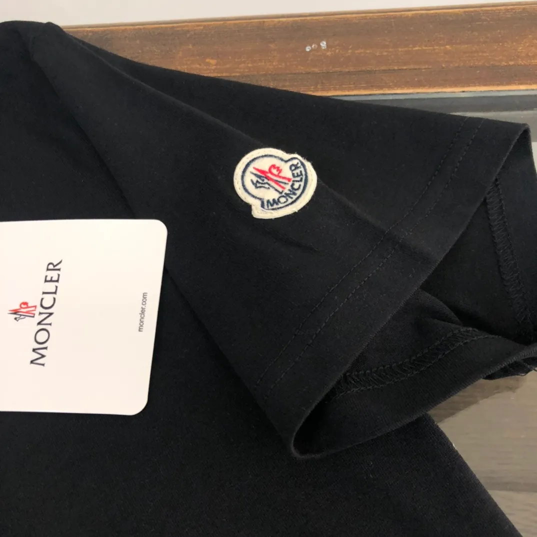 P160 MONCLER masked clean short-sleeved T-shirt. The fabric upper body is comfortable and breathable, not stiff, slim cut, and made of high-end custom-made pure cotton fabric! The upper body is comfortable and stylish, and it can be worn alone as an inner layer. It is a must-have for fashionistas! ! ! Color: Black White Light Gray Royal Blue Sky Blue Dark Gray Orange Brown Size: S M L XL (Loose version! Please indicate your height and weight when placing an order)