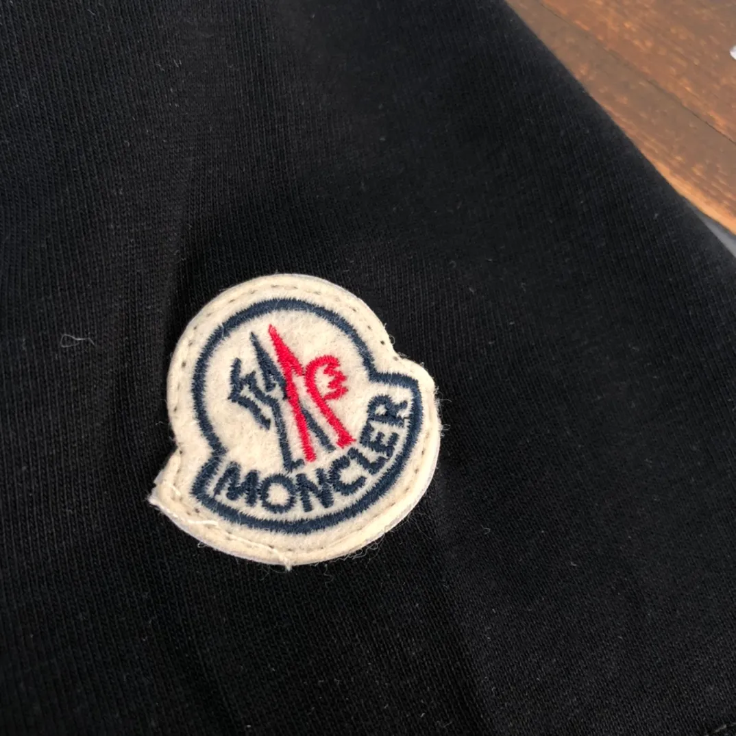 P160 MONCLER masked clean short-sleeved T-shirt. The fabric upper body is comfortable and breathable, not stiff, slim cut, and made of high-end custom-made pure cotton fabric! The upper body is comfortable and stylish, and it can be worn alone as an inner layer. It is a must-have for fashionistas! ! ! Color: Black White Light Gray Royal Blue Sky Blue Dark Gray Orange Brown Size: S M L XL (Loose version! Please indicate your height and weight when placing an order)