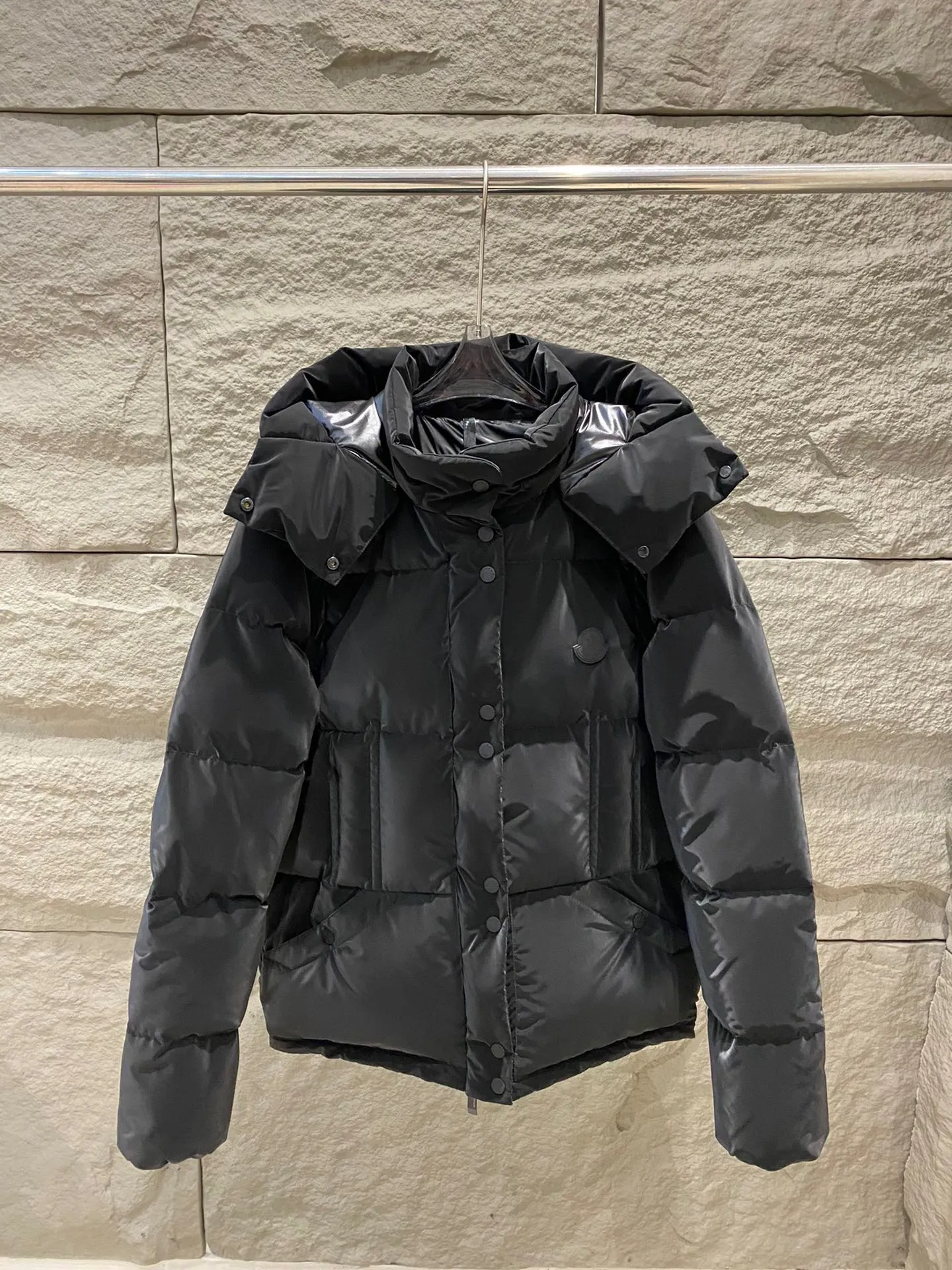 P1100 Moncler 24 New Black Label Allymes 2-in-1 Down Jacket Black Swan 🦢 The Allymes down jacket is practical and easy to wear. The sleeves are detachable and can be worn as a down jacket or a vest. Short design, made of light and strong fine tear-resistant fabric, windproof and waterproof, stain-resistant and washable, good news for lazy people! Equipped with a detachable hood, mold opening hardware, 90 velvet filling, and a perfect 1:1 replica! ·Fine tear-resistant fabric ·Removable hood and sleeves ·Zipper and snap closure ·Snap closure pockets ·Elastic cuffs ·Drawstring hem ·Silicone logo patch on chest Size: 0/1/2/3