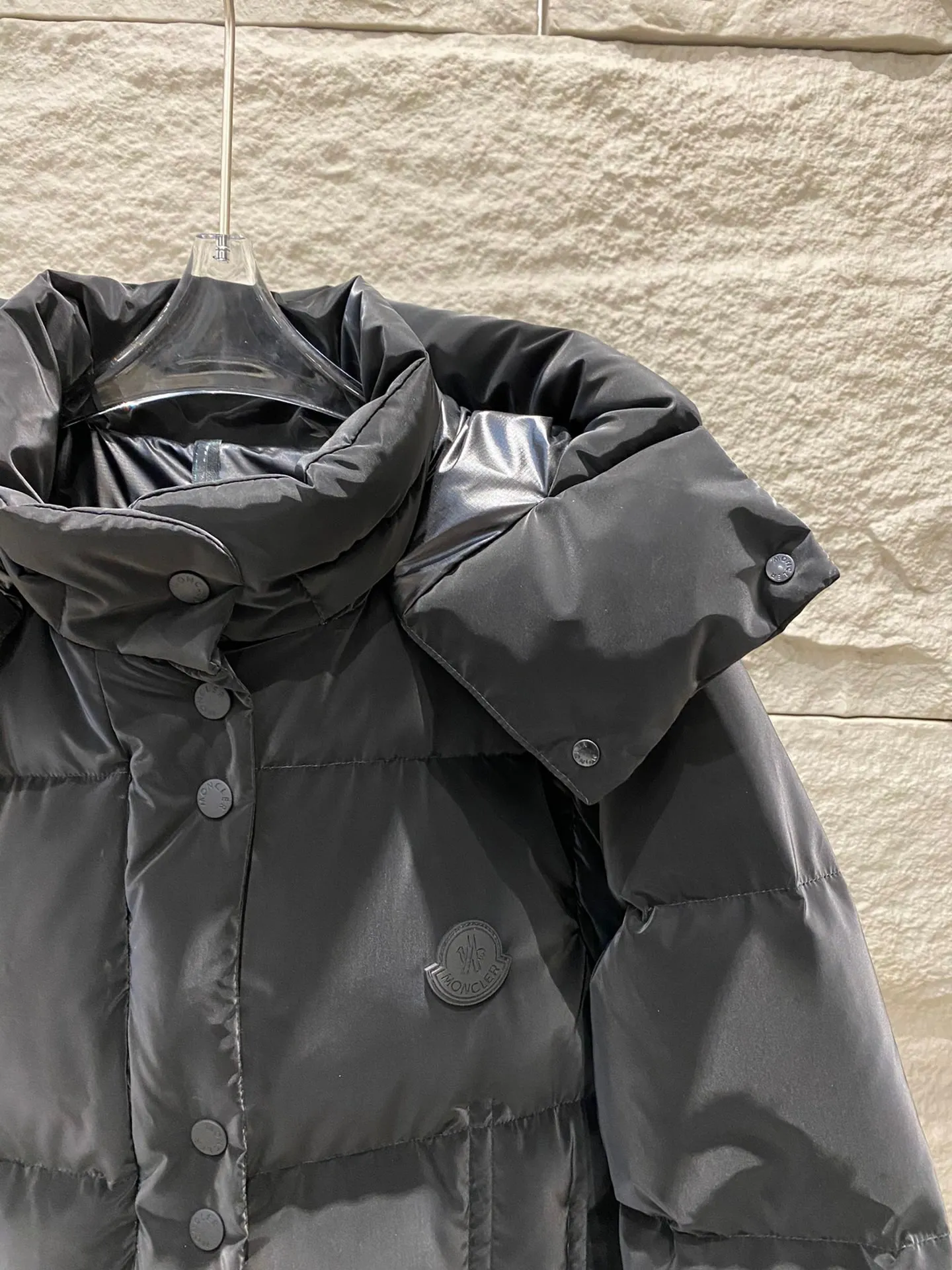 P1100 Moncler 24 New Black Label Allymes 2-in-1 Down Jacket Black Swan 🦢 The Allymes down jacket is practical and easy to wear. The sleeves are detachable and can be worn as a down jacket or a vest. Short design, made of light and strong fine tear-resistant fabric, windproof and waterproof, stain-resistant and washable, good news for lazy people! Equipped with a detachable hood, mold opening hardware, 90 velvet filling, and a perfect 1:1 replica! ·Fine tear-resistant fabric ·Removable hood and sleeves ·Zipper and snap closure ·Snap closure pockets ·Elastic cuffs ·Drawstring hem ·Silicone logo patch on chest Size: 0/1/2/3