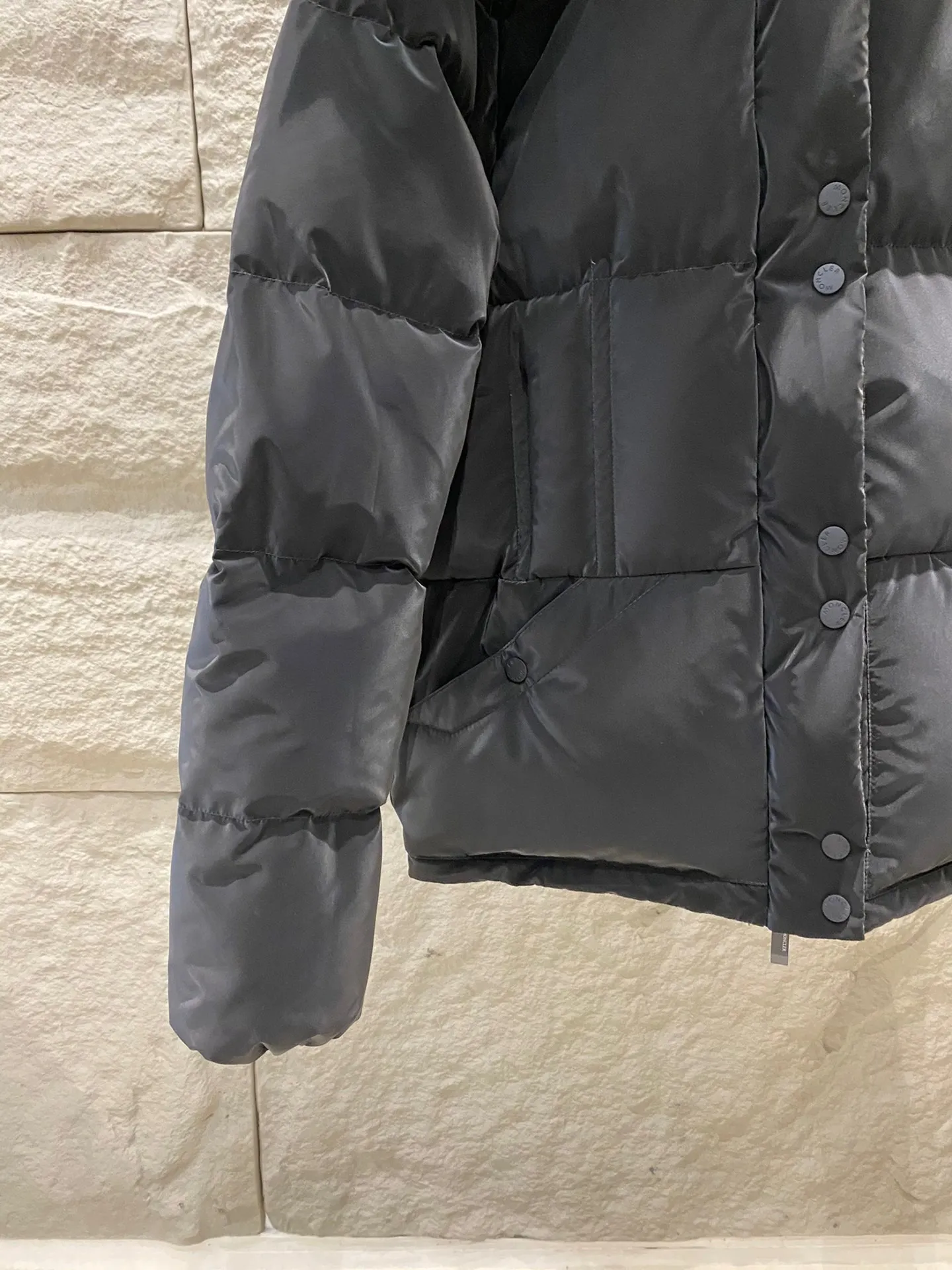 P1100 Moncler 24 New Black Label Allymes 2-in-1 Down Jacket Black Swan 🦢 The Allymes down jacket is practical and easy to wear. The sleeves are detachable and can be worn as a down jacket or a vest. Short design, made of light and strong fine tear-resistant fabric, windproof and waterproof, stain-resistant and washable, good news for lazy people! Equipped with a detachable hood, mold opening hardware, 90 velvet filling, and a perfect 1:1 replica! ·Fine tear-resistant fabric ·Removable hood and sleeves ·Zipper and snap closure ·Snap closure pockets ·Elastic cuffs ·Drawstring hem ·Silicone logo patch on chest Size: 0/1/2/3