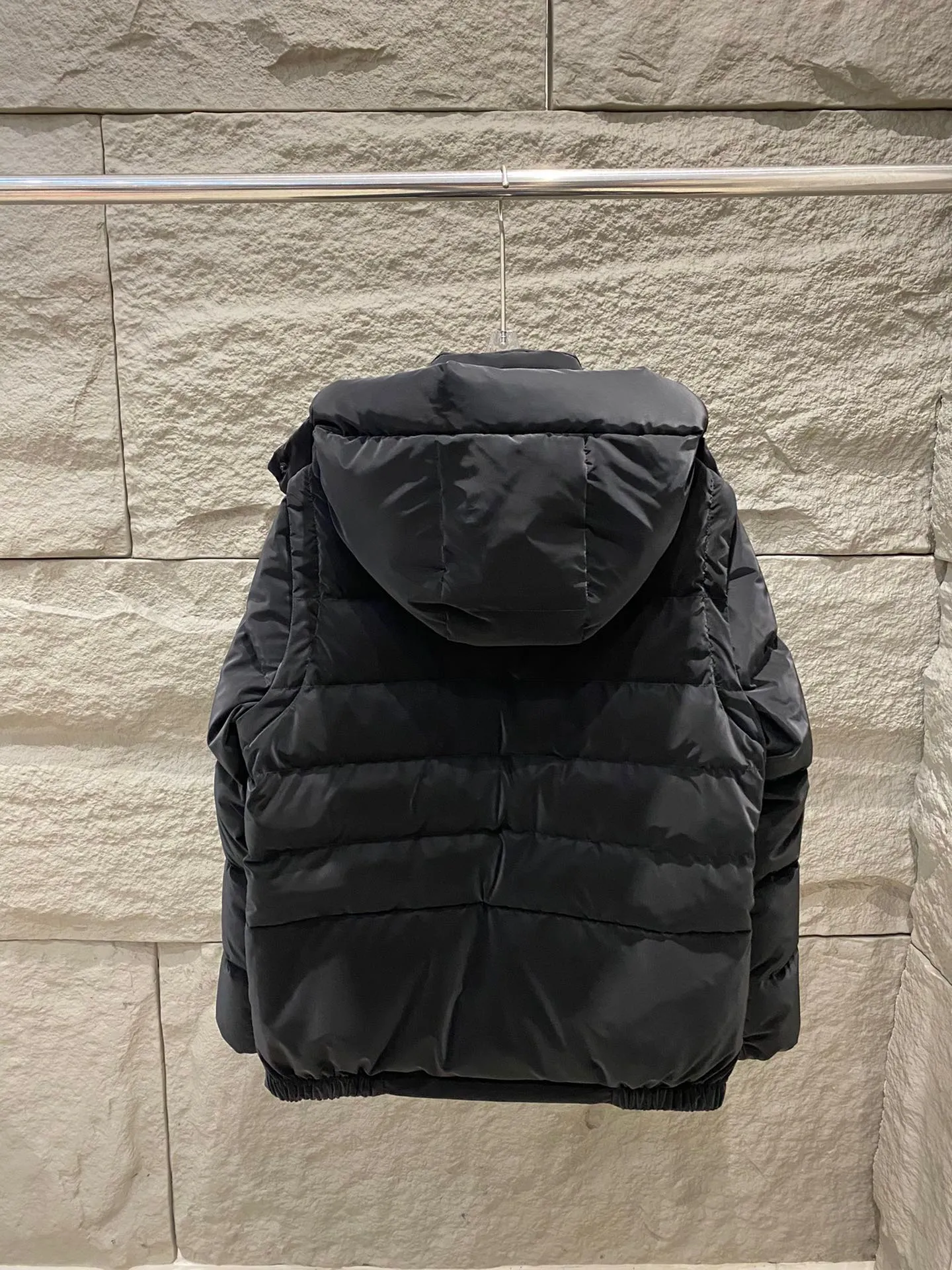 P1100 Moncler 24 New Black Label Allymes 2-in-1 Down Jacket Black Swan 🦢 The Allymes down jacket is practical and easy to wear. The sleeves are detachable and can be worn as a down jacket or a vest. Short design, made of light and strong fine tear-resistant fabric, windproof and waterproof, stain-resistant and washable, good news for lazy people! Equipped with a detachable hood, mold opening hardware, 90 velvet filling, and a perfect 1:1 replica! ·Fine tear-resistant fabric ·Removable hood and sleeves ·Zipper and snap closure ·Snap closure pockets ·Elastic cuffs ·Drawstring hem ·Silicone logo patch on chest Size: 0/1/2/3