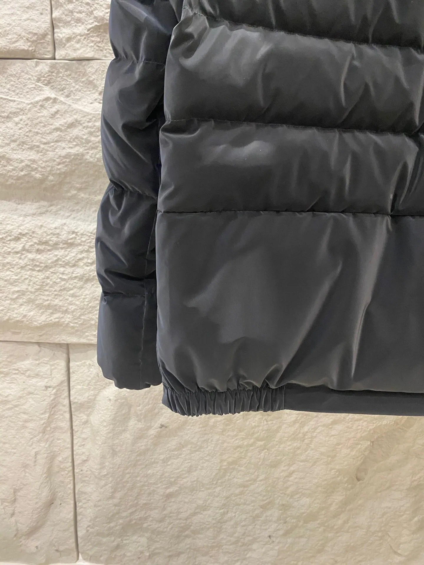 P1100 Moncler 24 New Black Label Allymes 2-in-1 Down Jacket Black Swan 🦢 The Allymes down jacket is practical and easy to wear. The sleeves are detachable and can be worn as a down jacket or a vest. Short design, made of light and strong fine tear-resistant fabric, windproof and waterproof, stain-resistant and washable, good news for lazy people! Equipped with a detachable hood, mold opening hardware, 90 velvet filling, and a perfect 1:1 replica! ·Fine tear-resistant fabric ·Removable hood and sleeves ·Zipper and snap closure ·Snap closure pockets ·Elastic cuffs ·Drawstring hem ·Silicone logo patch on chest Size: 0/1/2/3