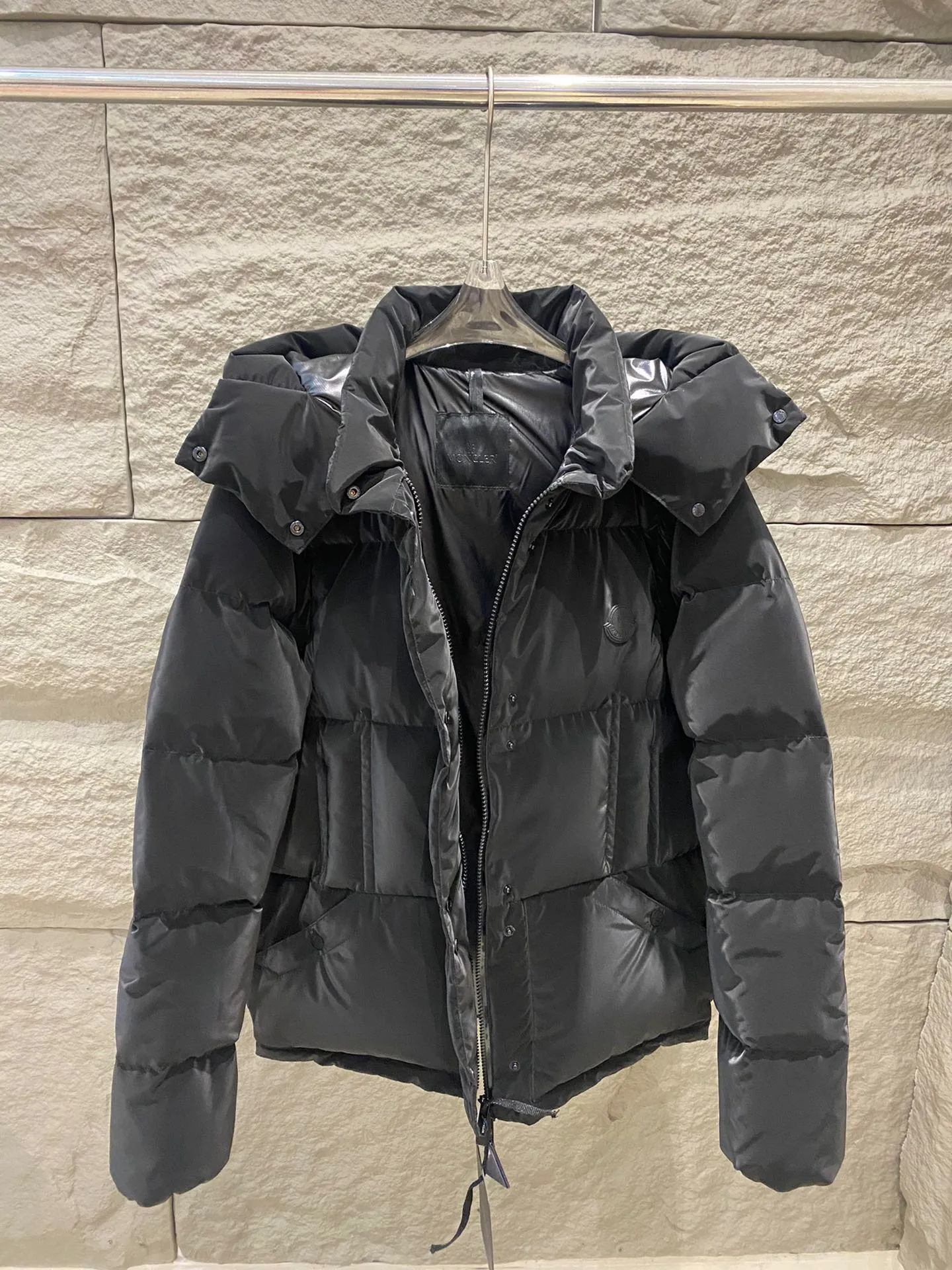 P1100 Moncler 24 New Black Label Allymes 2-in-1 Down Jacket Black Swan 🦢 The Allymes down jacket is practical and easy to wear. The sleeves are detachable and can be worn as a down jacket or a vest. Short design, made of light and strong fine tear-resistant fabric, windproof and waterproof, stain-resistant and washable, good news for lazy people! Equipped with a detachable hood, mold opening hardware, 90 velvet filling, and a perfect 1:1 replica! ·Fine tear-resistant fabric ·Removable hood and sleeves ·Zipper and snap closure ·Snap closure pockets ·Elastic cuffs ·Drawstring hem ·Silicone logo patch on chest Size: 0/1/2/3