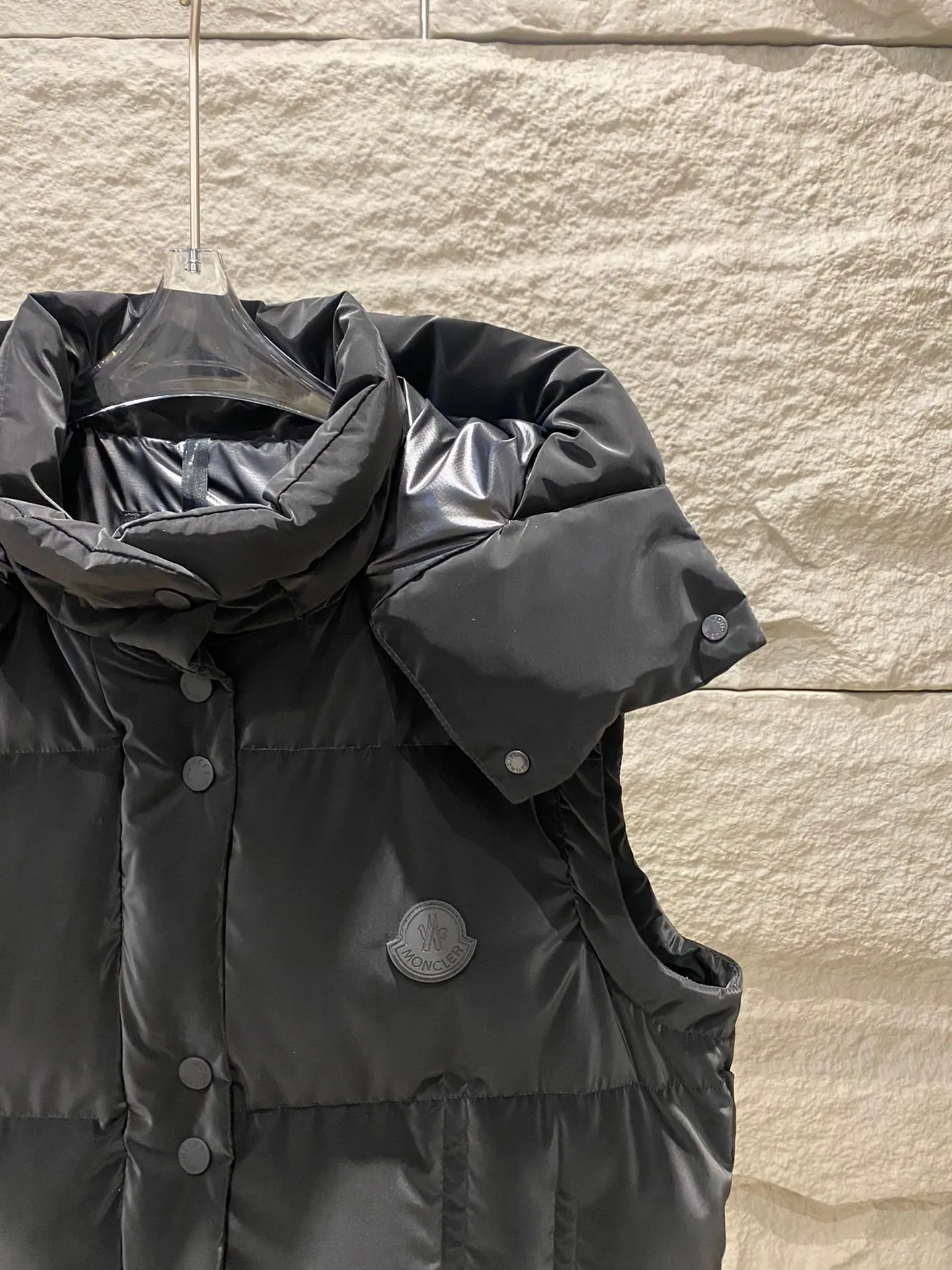 P1100 Moncler 24 New Black Label Allymes 2-in-1 Down Jacket Black Swan 🦢 The Allymes down jacket is practical and easy to wear. The sleeves are detachable and can be worn as a down jacket or a vest. Short design, made of light and strong fine tear-resistant fabric, windproof and waterproof, stain-resistant and washable, good news for lazy people! Equipped with a detachable hood, mold opening hardware, 90 velvet filling, and a perfect 1:1 replica! ·Fine tear-resistant fabric ·Removable hood and sleeves ·Zipper and snap closure ·Snap closure pockets ·Elastic cuffs ·Drawstring hem ·Silicone logo patch on chest Size: 0/1/2/3