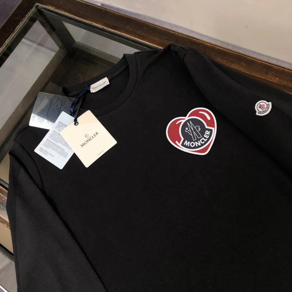 P180, a non-off-the-shelf model, you can trust it. Moncler printed long-sleeved T-shirt, 240g breathable cotton fabric, very soft and comfortable texture, does not shrink, does not deform, does not ball), can be worn alone as a base layer. Original customized accessories, collar label, care mark, hangtag, packaging (perfect details) Color: White Black Size: XS S M L