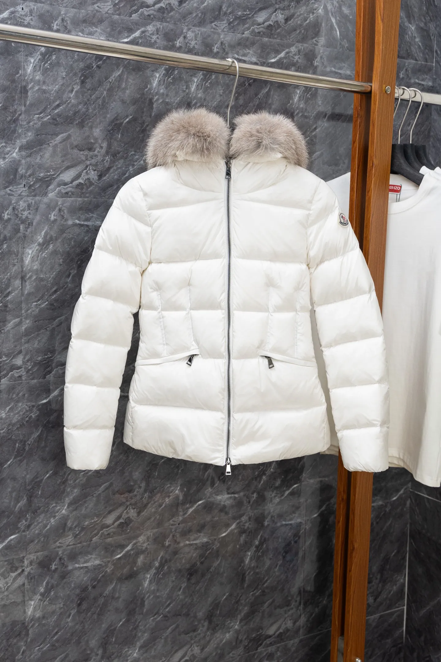 P1100 Model No. J0179 MONCLER Boed series solid color quilted raw edge collar waistband. Uses 340 grams of velvet content. Clear thread routing. Uses 10,000-needle embroidery. Original order customization 1:1 smooth and delicate lines. Better hand feel and texture. Not easy to deform, not easy to shrink, not easy to fade, maintains long-lasting beauty. Color Black White Size S-XL