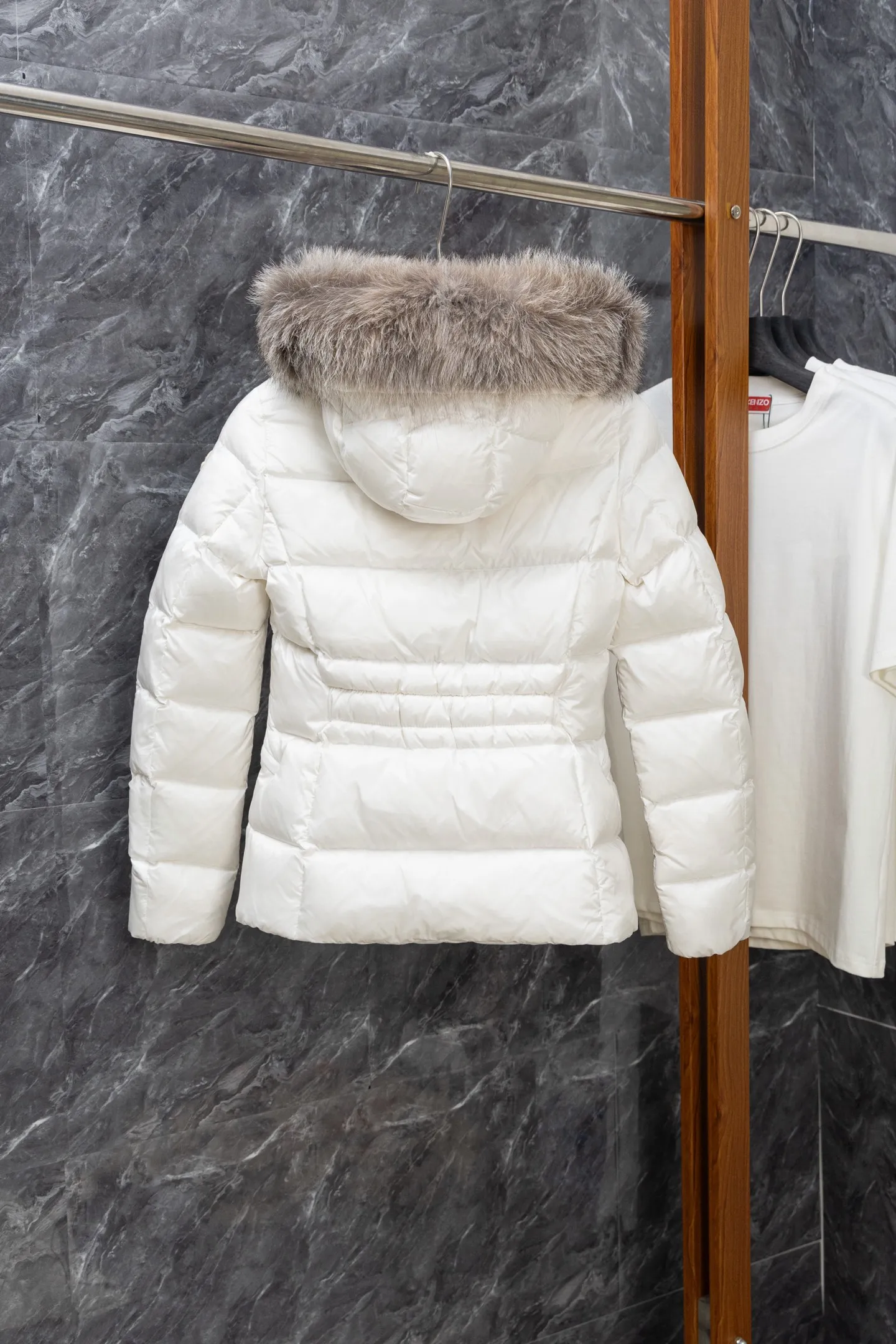 P1100 Model No. J0179 MONCLER Boed series solid color quilted raw edge collar waistband. Uses 340 grams of velvet content. Clear thread routing. Uses 10,000-needle embroidery. Original order customization 1:1 smooth and delicate lines. Better hand feel and texture. Not easy to deform, not easy to shrink, not easy to fade, maintains long-lasting beauty. Color Black White Size S-XL
