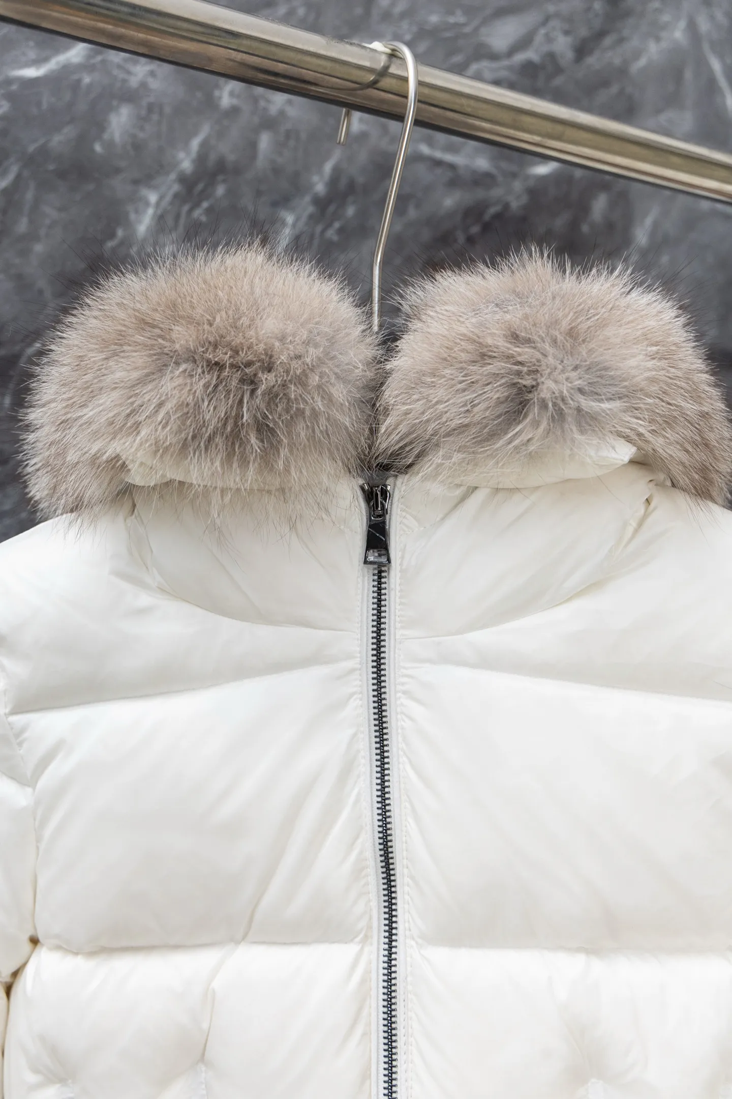 P1100 Model No. J0179 MONCLER Boed series solid color quilted raw edge collar waistband. Uses 340 grams of velvet content. Clear thread routing. Uses 10,000-needle embroidery. Original order customization 1:1 smooth and delicate lines. Better hand feel and texture. Not easy to deform, not easy to shrink, not easy to fade, maintains long-lasting beauty. Color Black White Size S-XL