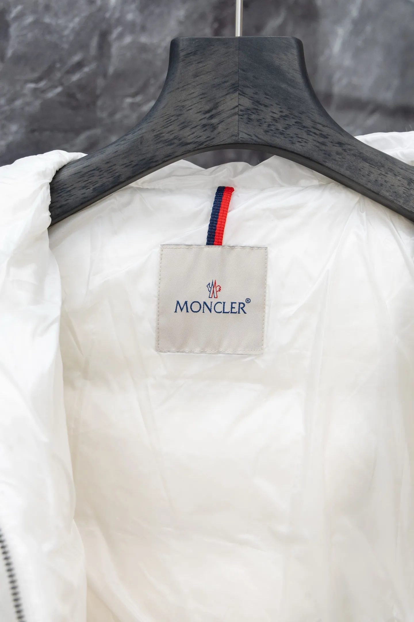 P1100 Model No. J0179 MONCLER Boed series solid color quilted raw edge collar waistband. Uses 340 grams of velvet content. Clear thread routing. Uses 10,000-needle embroidery. Original order customization 1:1 smooth and delicate lines. Better hand feel and texture. Not easy to deform, not easy to shrink, not easy to fade, maintains long-lasting beauty. Color Black White Size S-XL