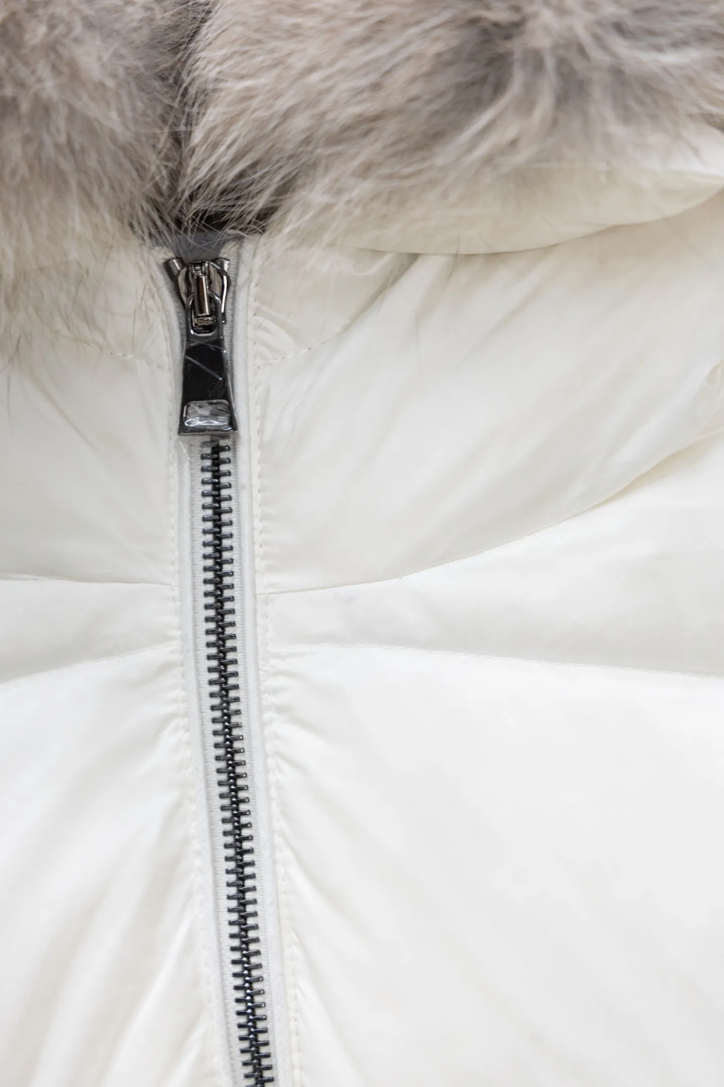 P1100 Model No. J0179 MONCLER Boed series solid color quilted raw edge collar waistband. Uses 340 grams of velvet content. Clear thread routing. Uses 10,000-needle embroidery. Original order customization 1:1 smooth and delicate lines. Better hand feel and texture. Not easy to deform, not easy to shrink, not easy to fade, maintains long-lasting beauty. Color Black White Size S-XL