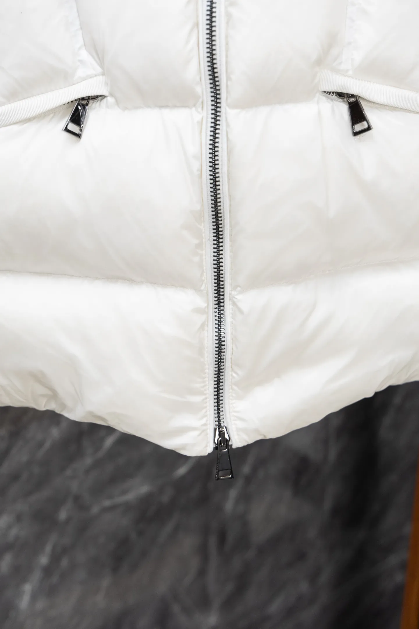 P1100 Model No. J0179 MONCLER Boed series solid color quilted raw edge collar waistband. Uses 340 grams of velvet content. Clear thread routing. Uses 10,000-needle embroidery. Original order customization 1:1 smooth and delicate lines. Better hand feel and texture. Not easy to deform, not easy to shrink, not easy to fade, maintains long-lasting beauty. Color Black White Size S-XL