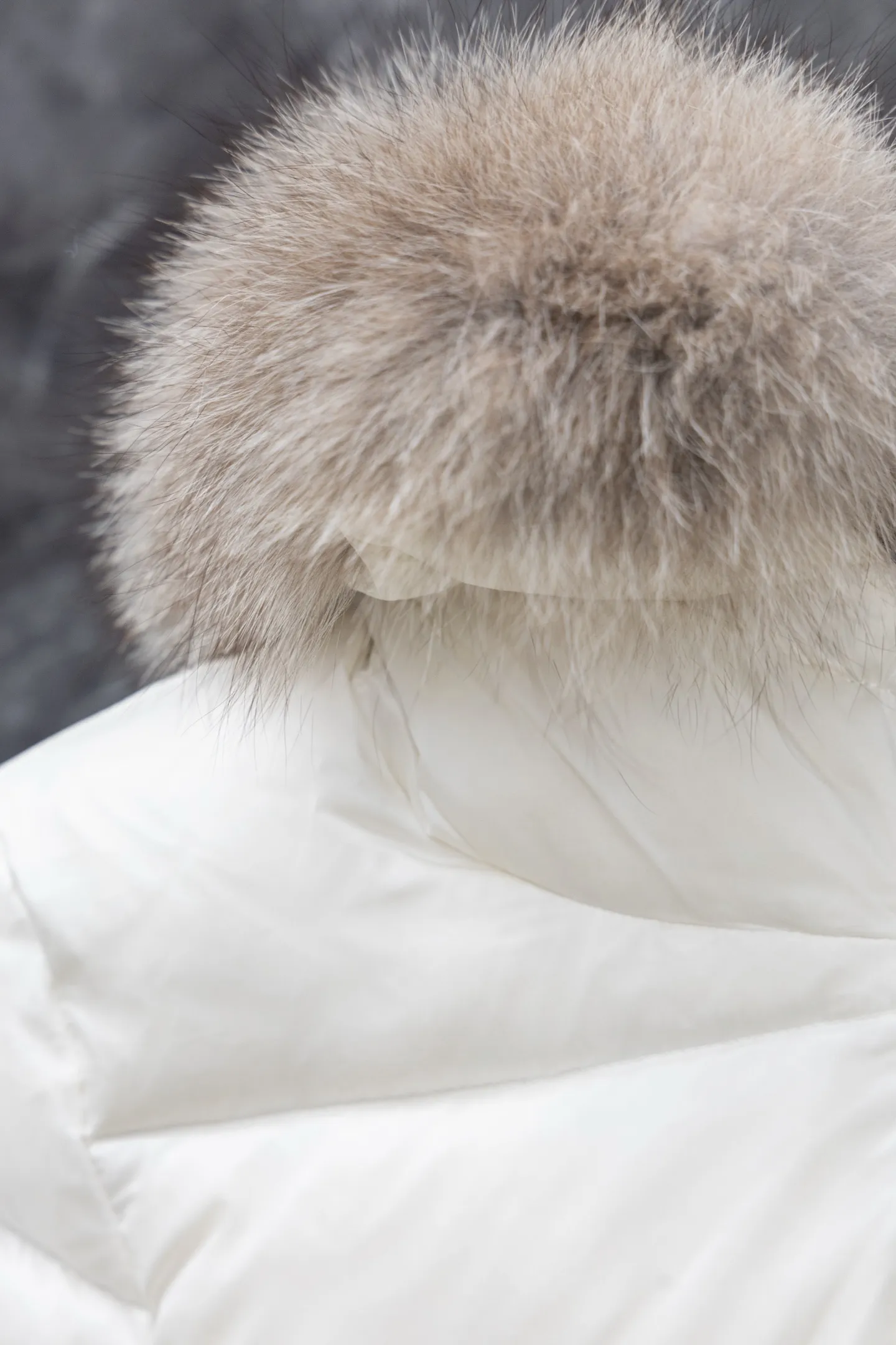 P1100 Model No. J0179 MONCLER Boed series solid color quilted raw edge collar waistband. Uses 340 grams of velvet content. Clear thread routing. Uses 10,000-needle embroidery. Original order customization 1:1 smooth and delicate lines. Better hand feel and texture. Not easy to deform, not easy to shrink, not easy to fade, maintains long-lasting beauty. Color Black White Size S-XL