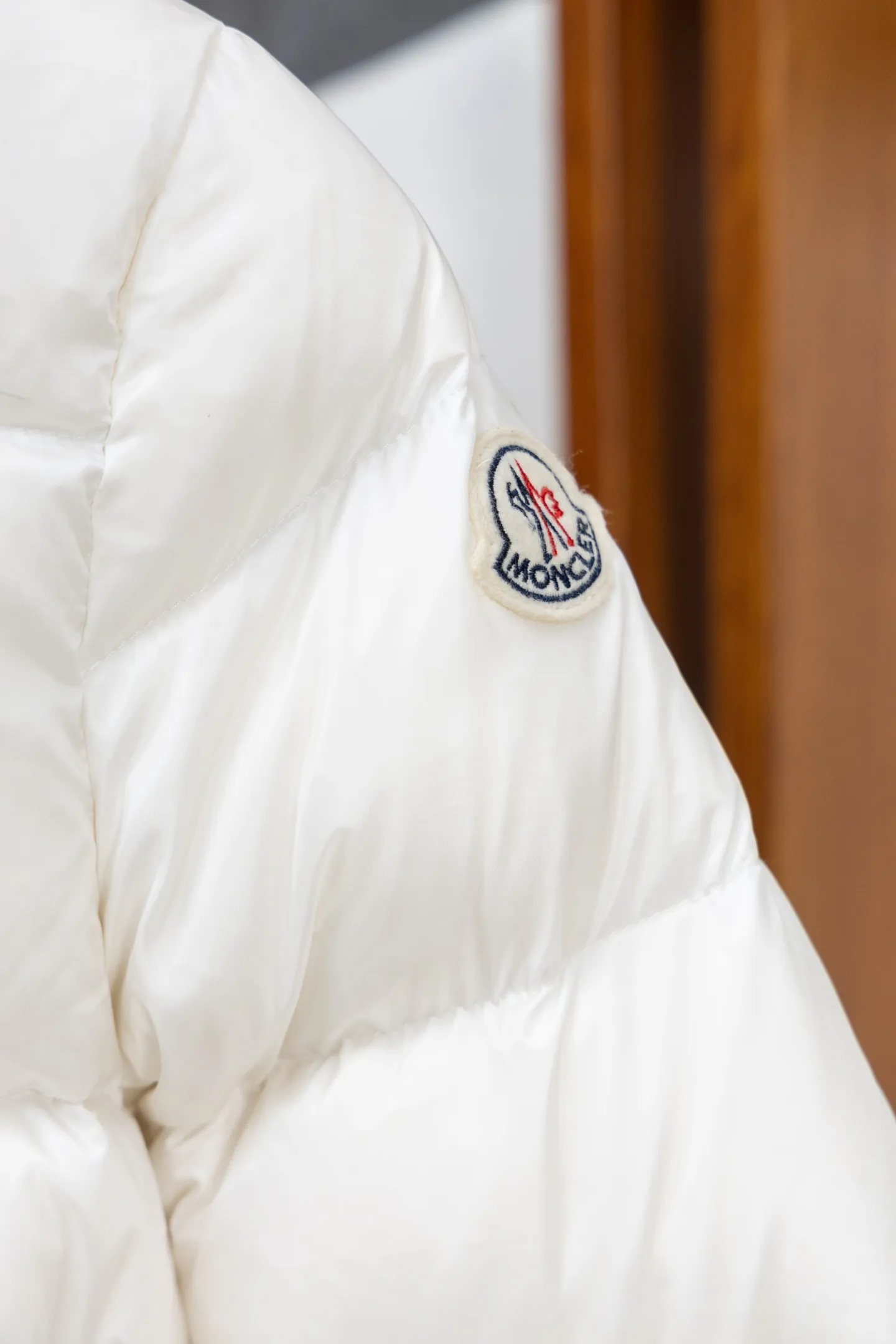 P1100 Model No. J0179 MONCLER Boed series solid color quilted raw edge collar waistband. Uses 340 grams of velvet content. Clear thread routing. Uses 10,000-needle embroidery. Original order customization 1:1 smooth and delicate lines. Better hand feel and texture. Not easy to deform, not easy to shrink, not easy to fade, maintains long-lasting beauty. Color Black White Size S-XL
